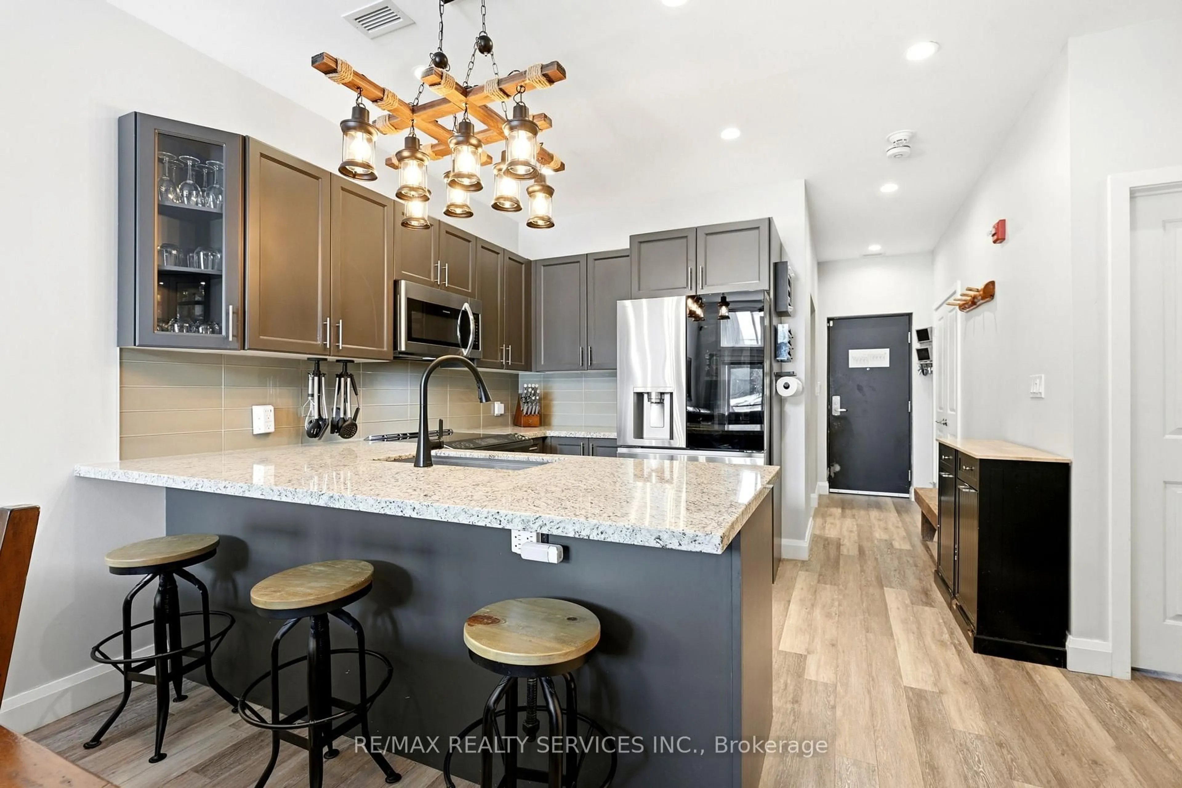 Open concept kitchen, ceramic/tile floor for 80 Horseshoe Blvd #501, Oro-Medonte Ontario L4M 4Y8