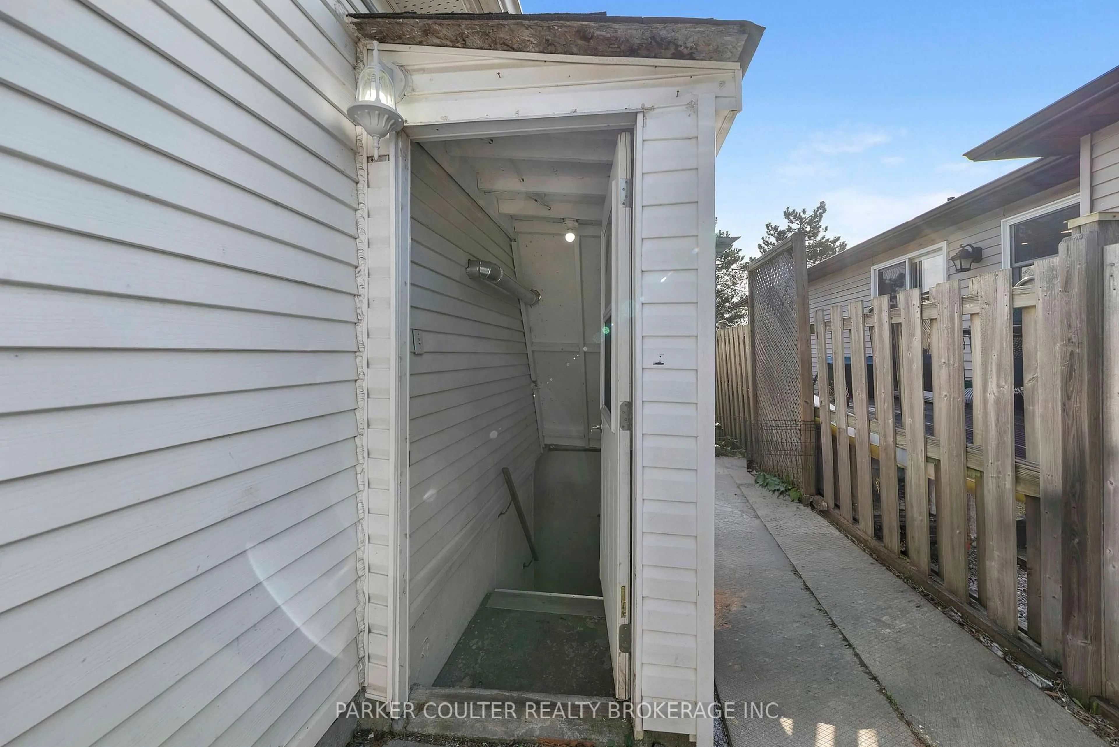 Unknown for 10 Ford St, Barrie Ontario L4N 5X2