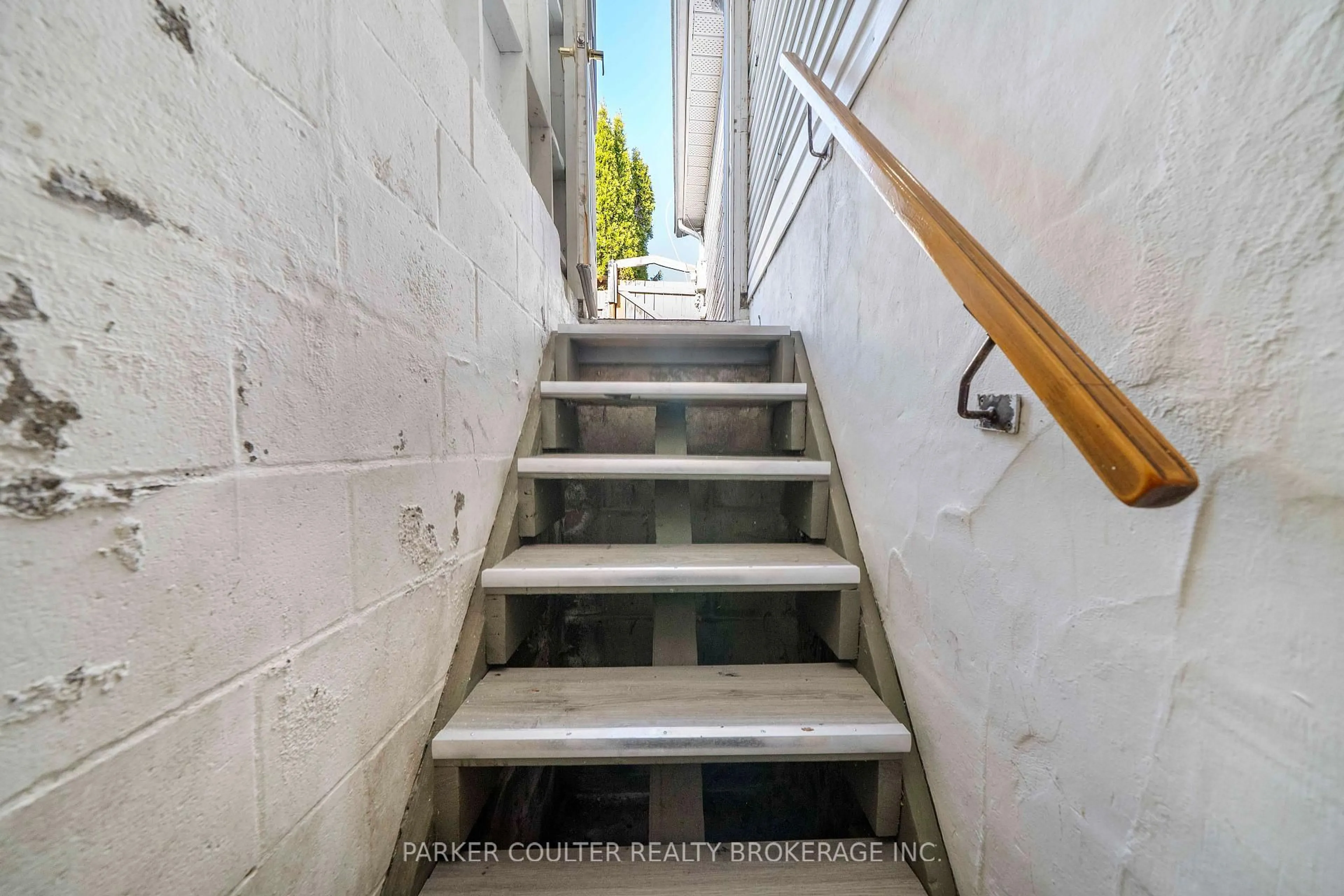 Stairs for 10 Ford St, Barrie Ontario L4N 5X2