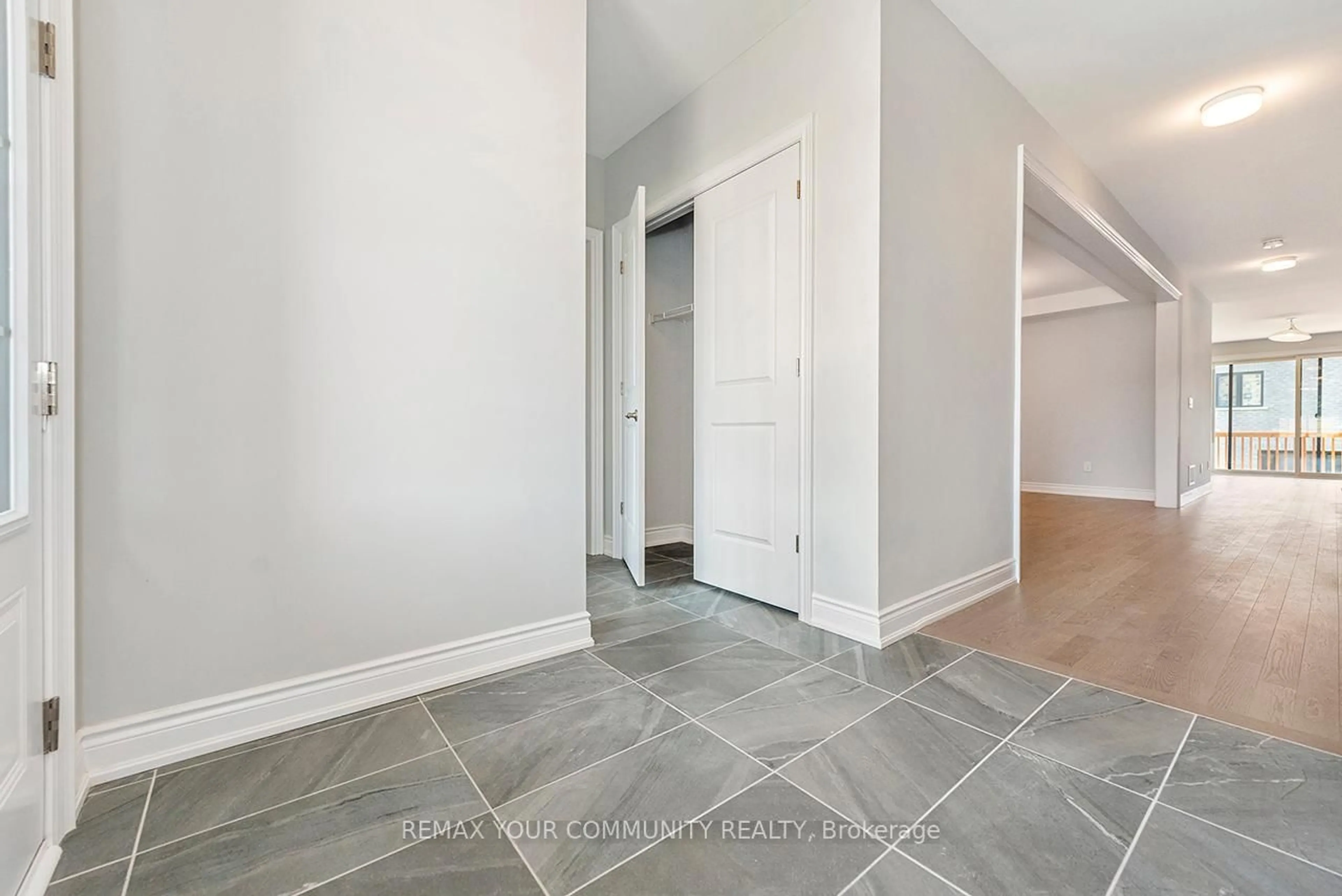 Indoor entryway for 40 Wild Ginger Lane, Springwater Ontario L9X 2C9