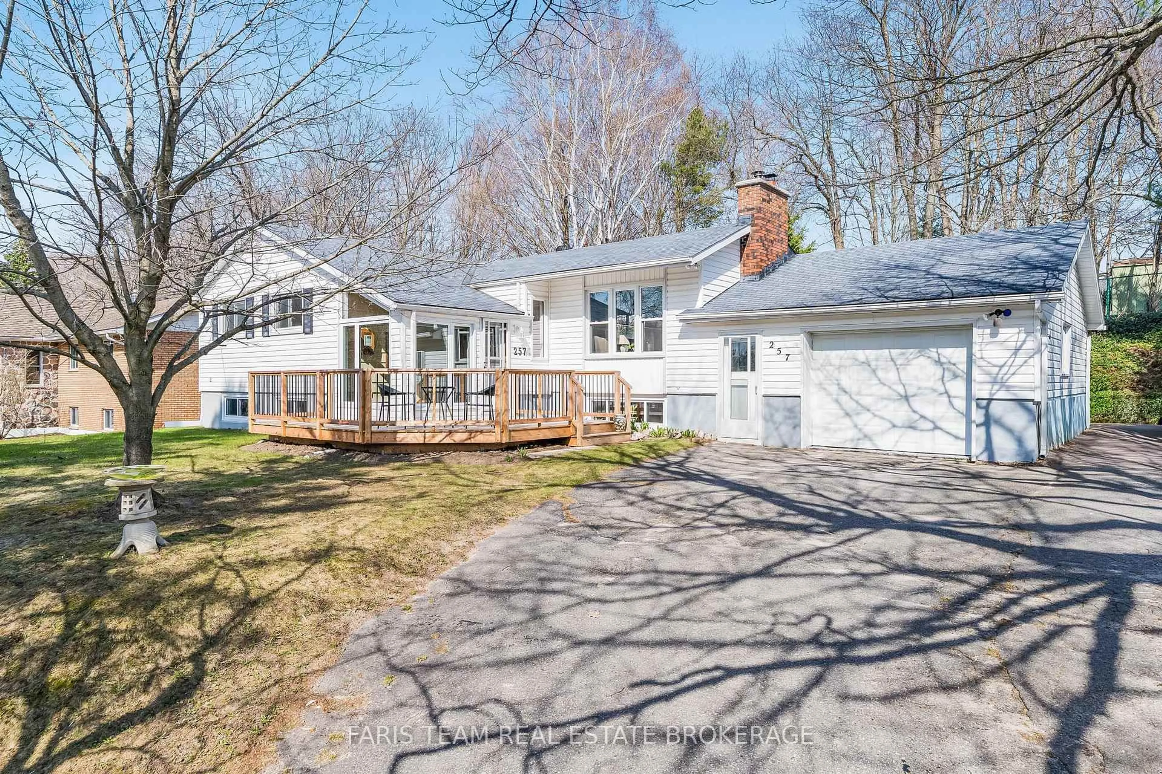 A pic from outside/outdoor area/front of a property/back of a property/a pic from drone, street for 257 Church St, Penetanguishene Ontario L9M 1G6