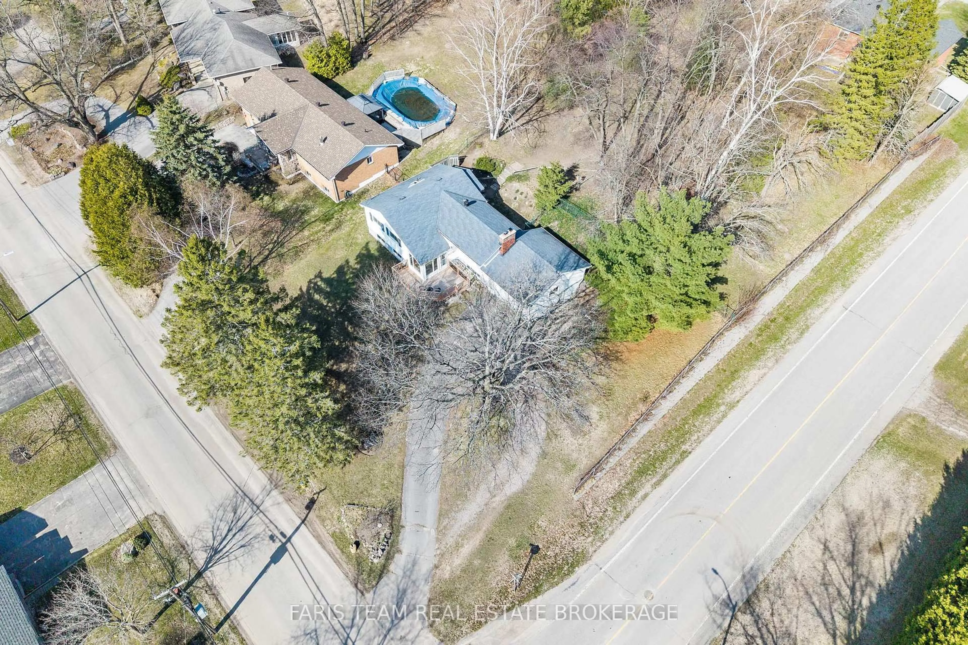 A pic from outside/outdoor area/front of a property/back of a property/a pic from drone, street for 257 Church St, Penetanguishene Ontario L9M 1G6
