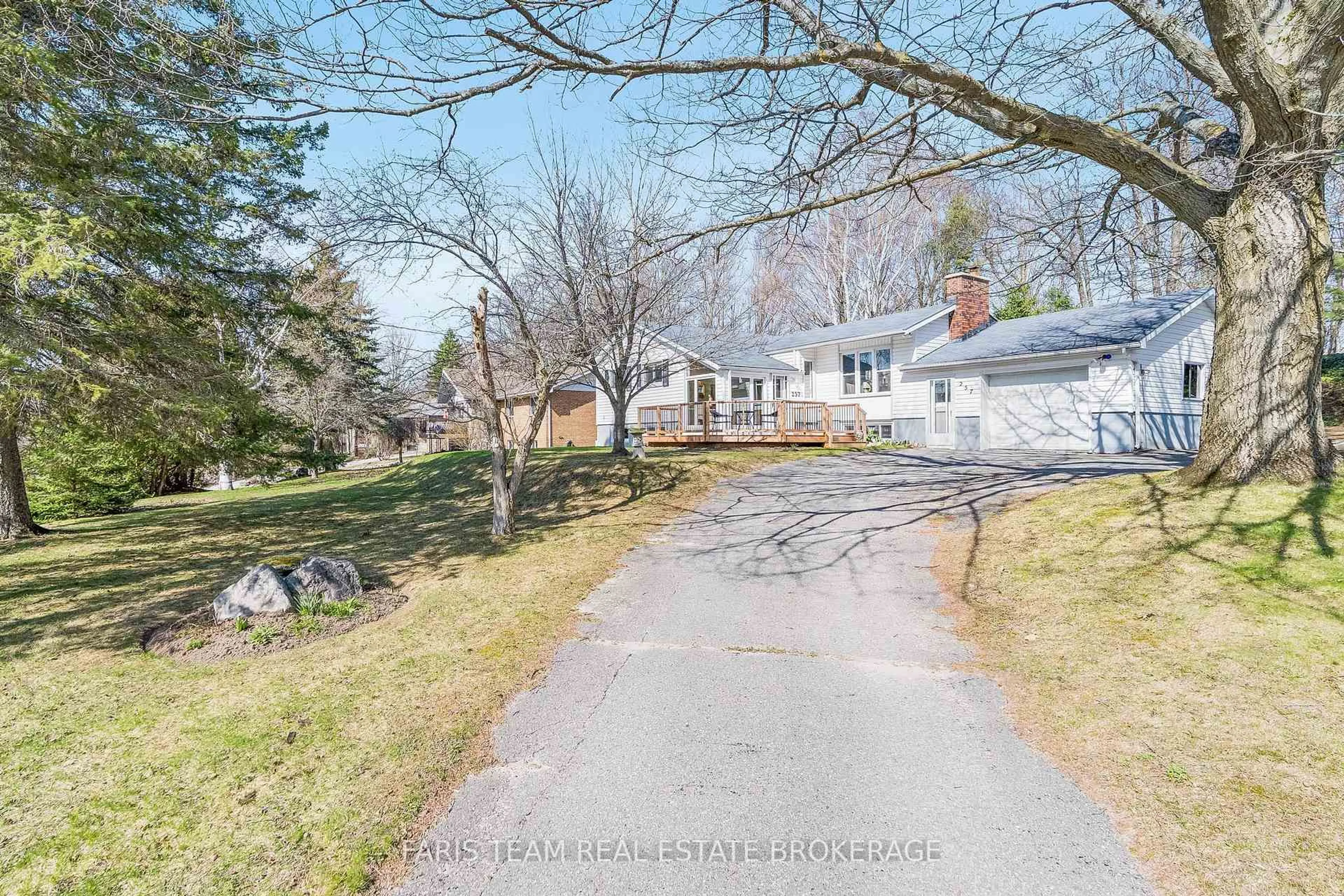 A pic from outside/outdoor area/front of a property/back of a property/a pic from drone, street for 257 Church St, Penetanguishene Ontario L9M 1G6