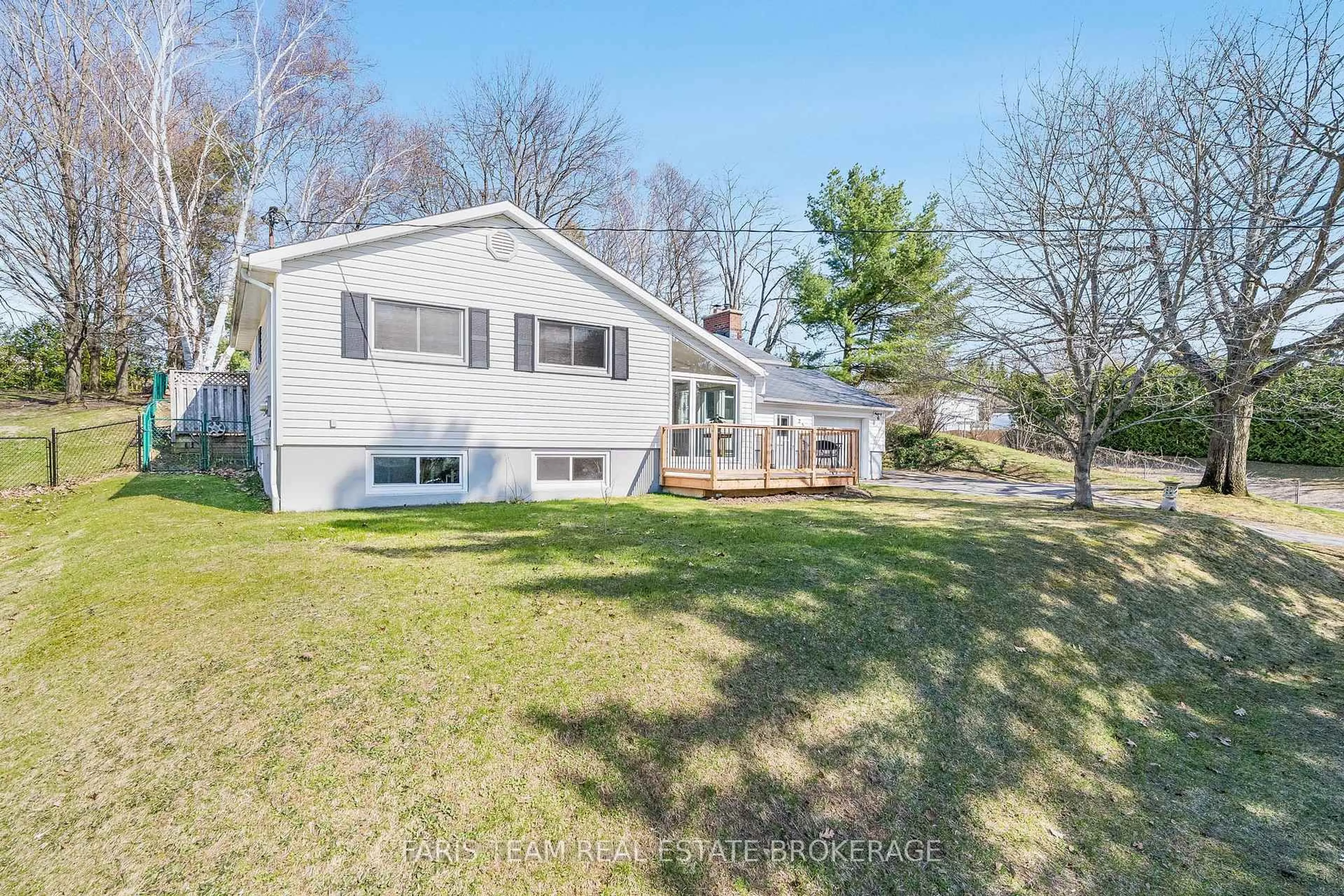 A pic from outside/outdoor area/front of a property/back of a property/a pic from drone, water/lake/river/ocean view for 257 Church St, Penetanguishene Ontario L9M 1G6