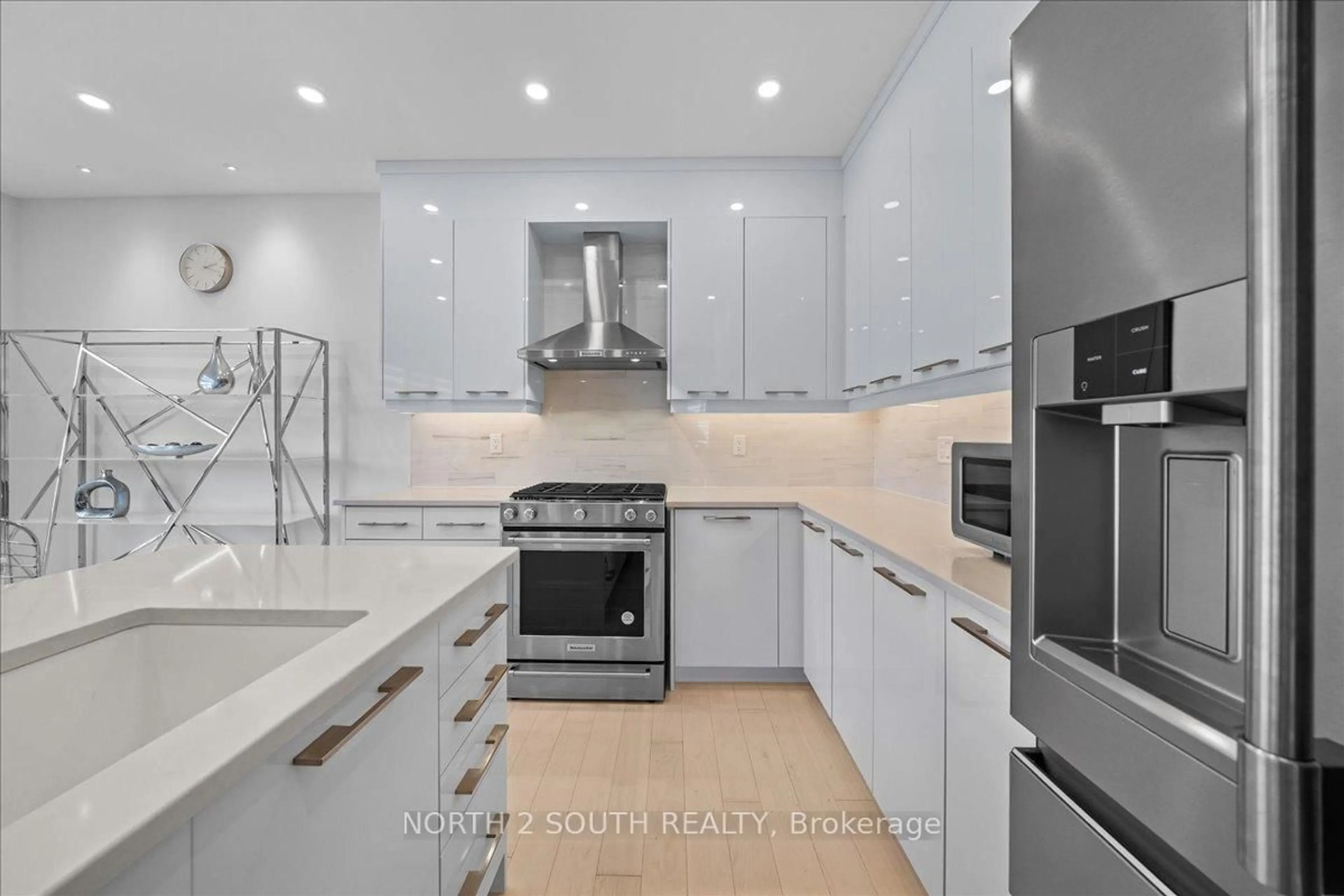 Contemporary kitchen, ceramic/tile floor for 118 Berkely St, Wasaga Beach Ontario L9Z 0K5