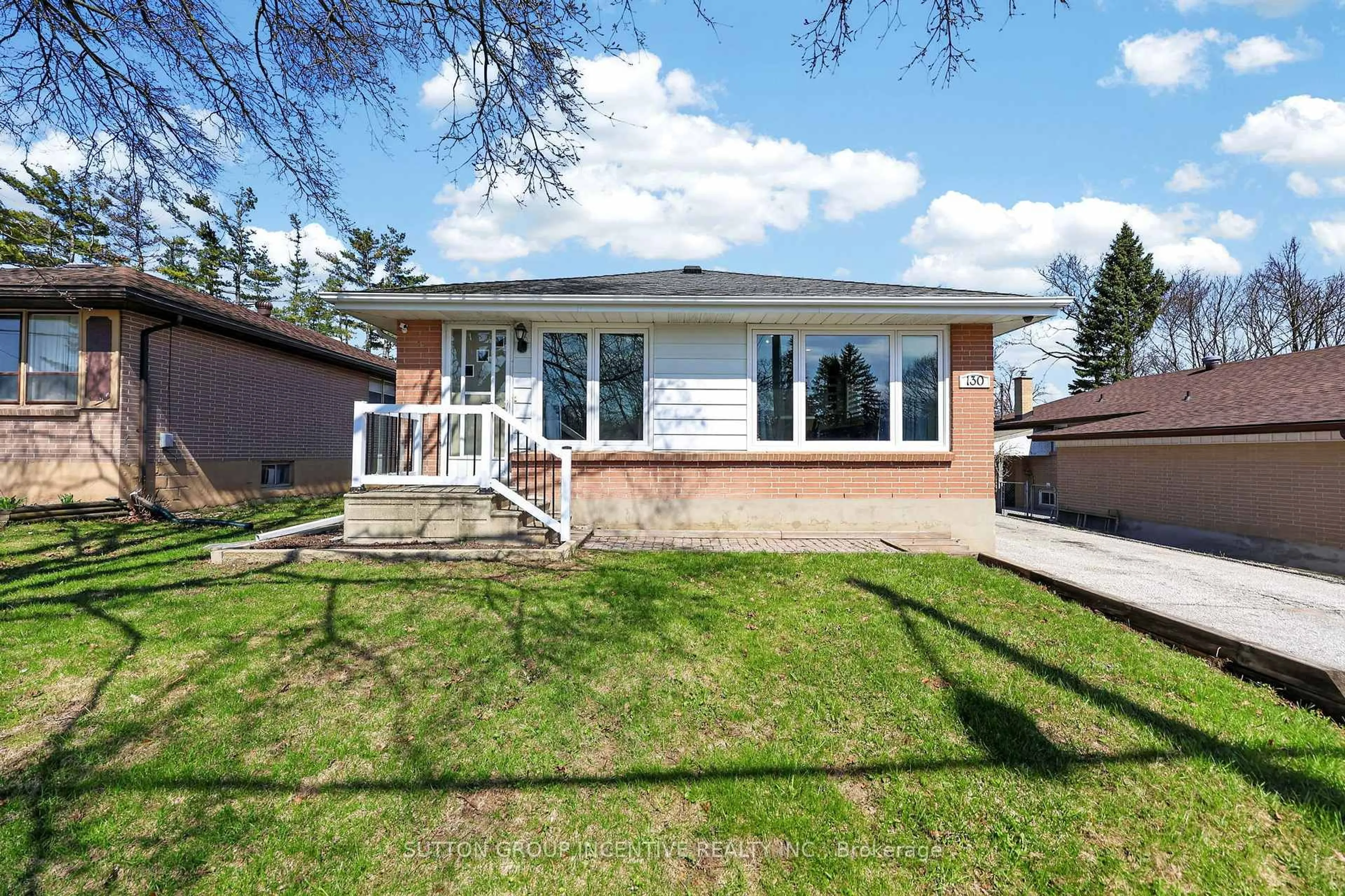 Home with brick exterior material, street for 130 Grove St, Barrie Ontario L4M 2P5