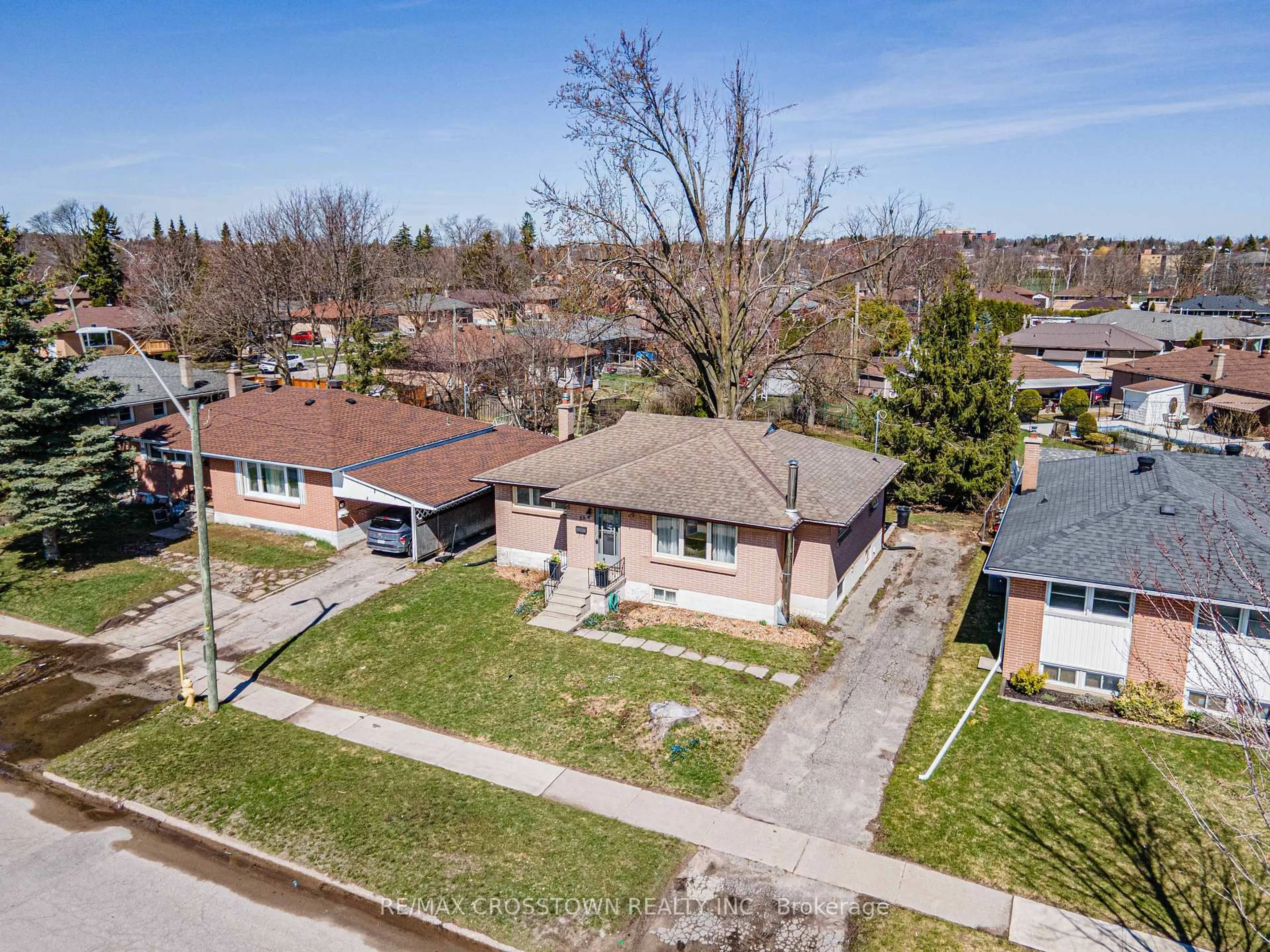 A pic from outside/outdoor area/front of a property/back of a property/a pic from drone, street for 55 Davidson St, Barrie Ontario L4M 3S1