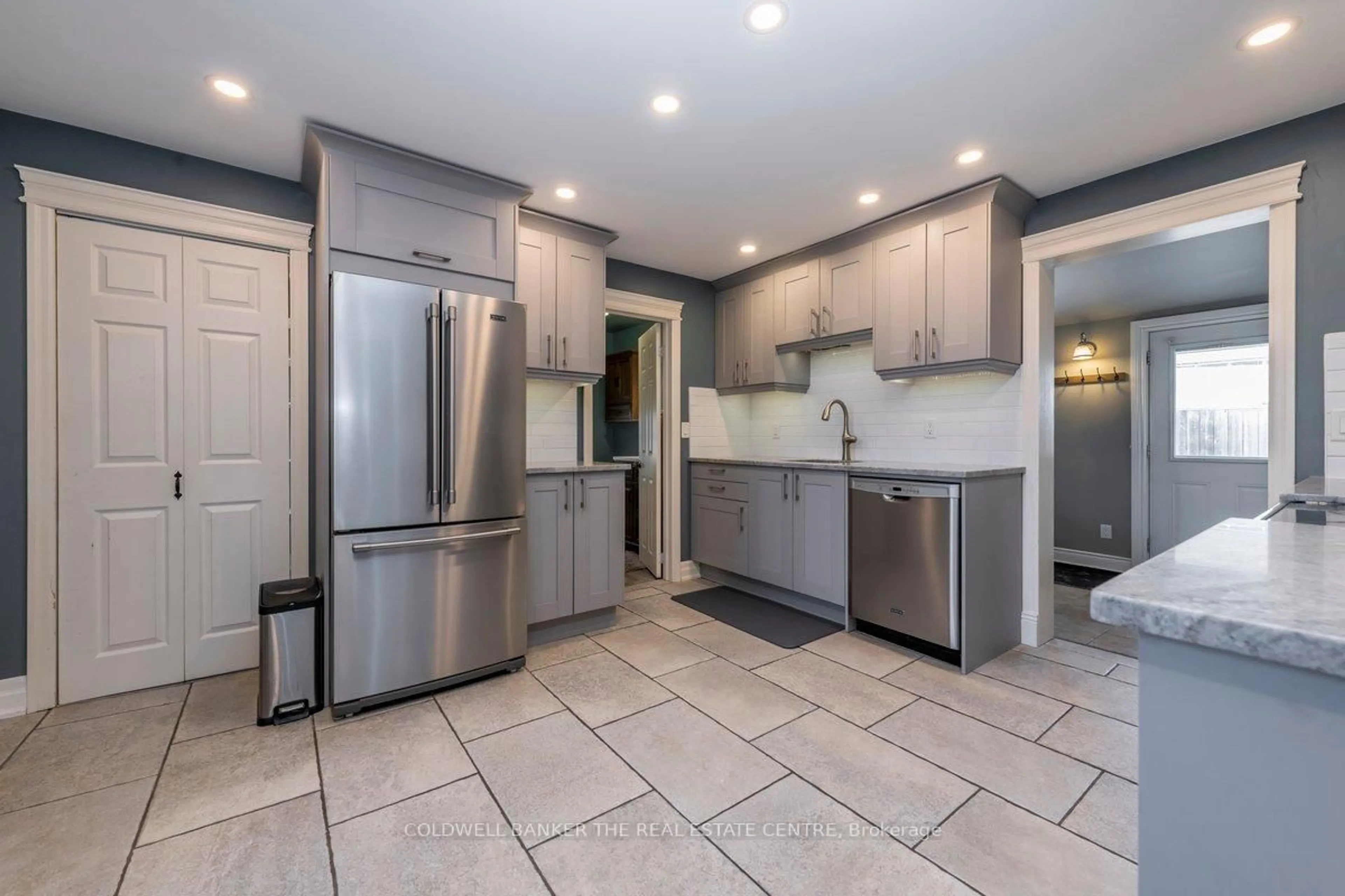 Open concept kitchen, ceramic/tile floor for 46 Park St, Barrie Ontario L4N 1H5