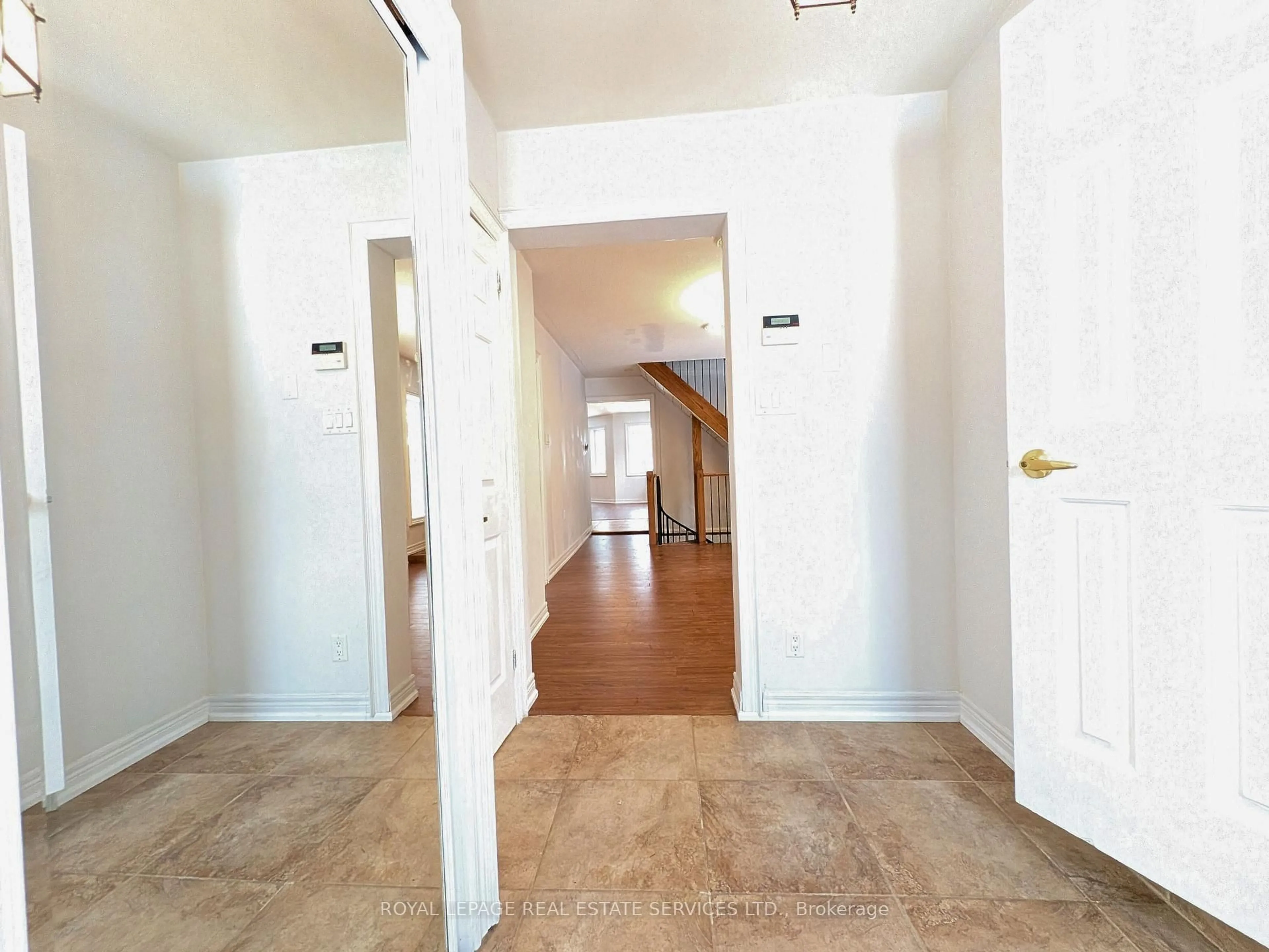Indoor entryway for 20 Holgate St, Barrie Ontario L4N 2T5