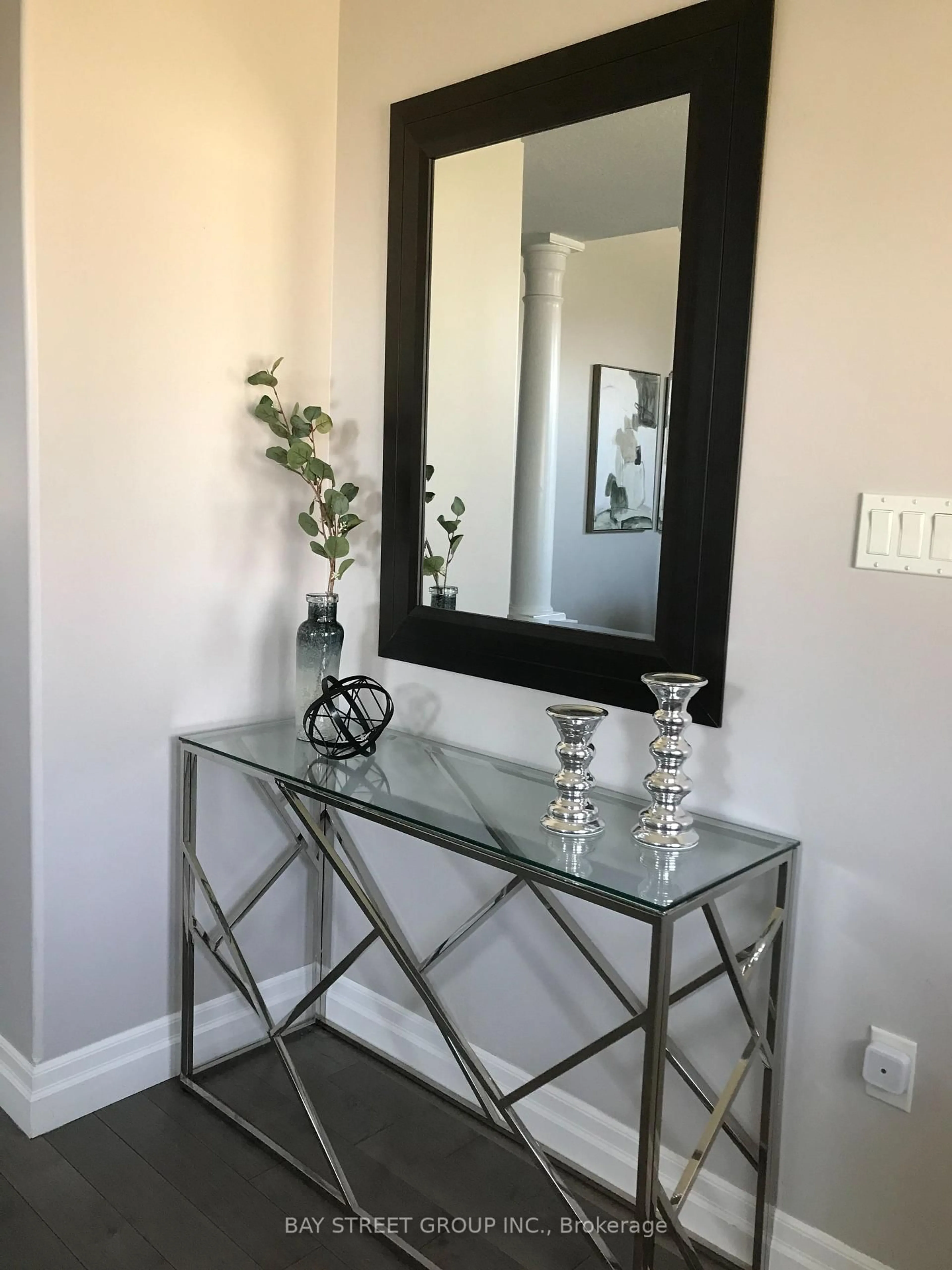 Indoor entryway for 19 Falcon Cres, Barrie Ontario L4N 0Y9