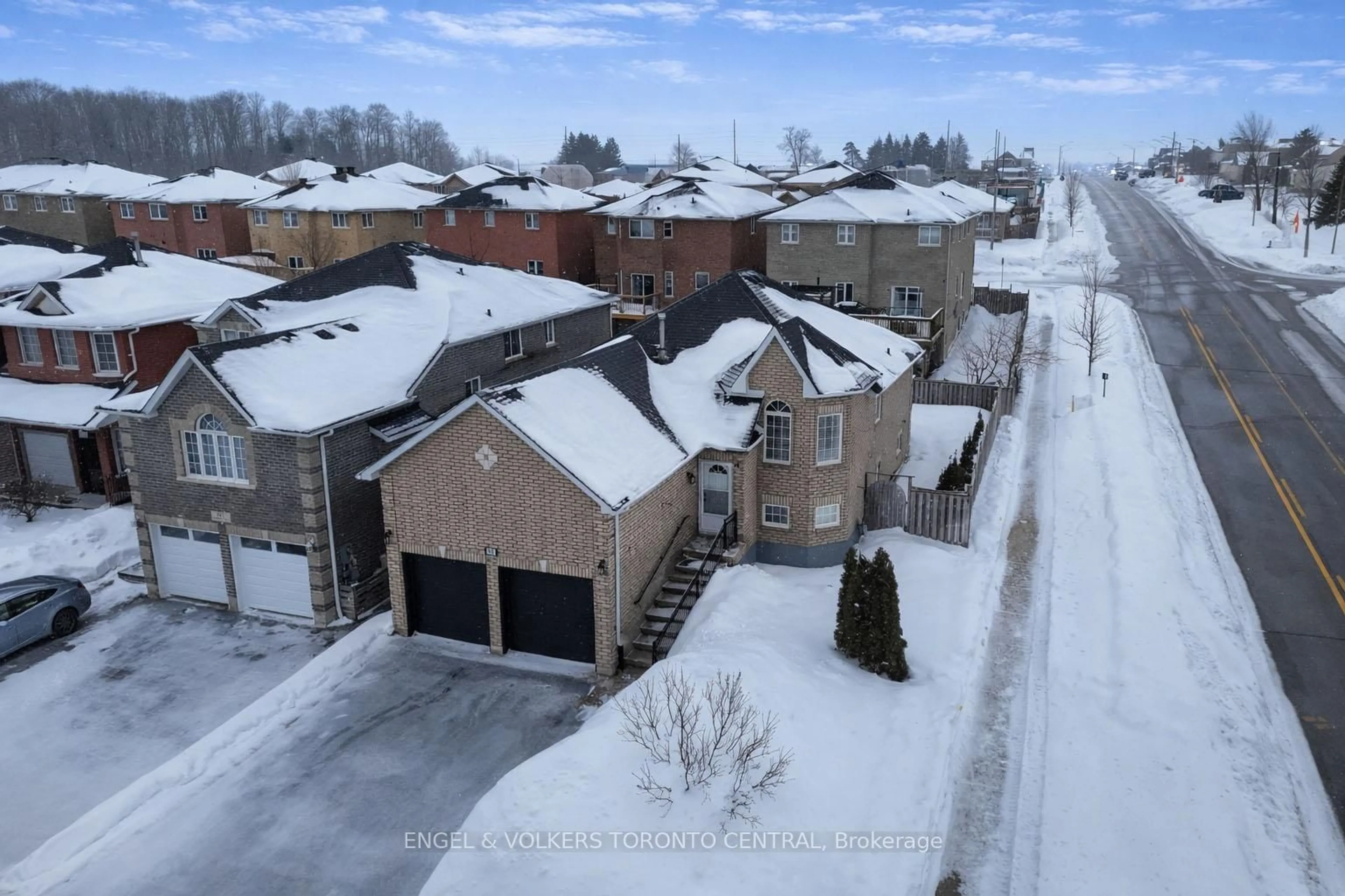 A pic from outside/outdoor area/front of a property/back of a property/a pic from drone, street for 239 Country Lane, Barrie Ontario L4N 0W2
