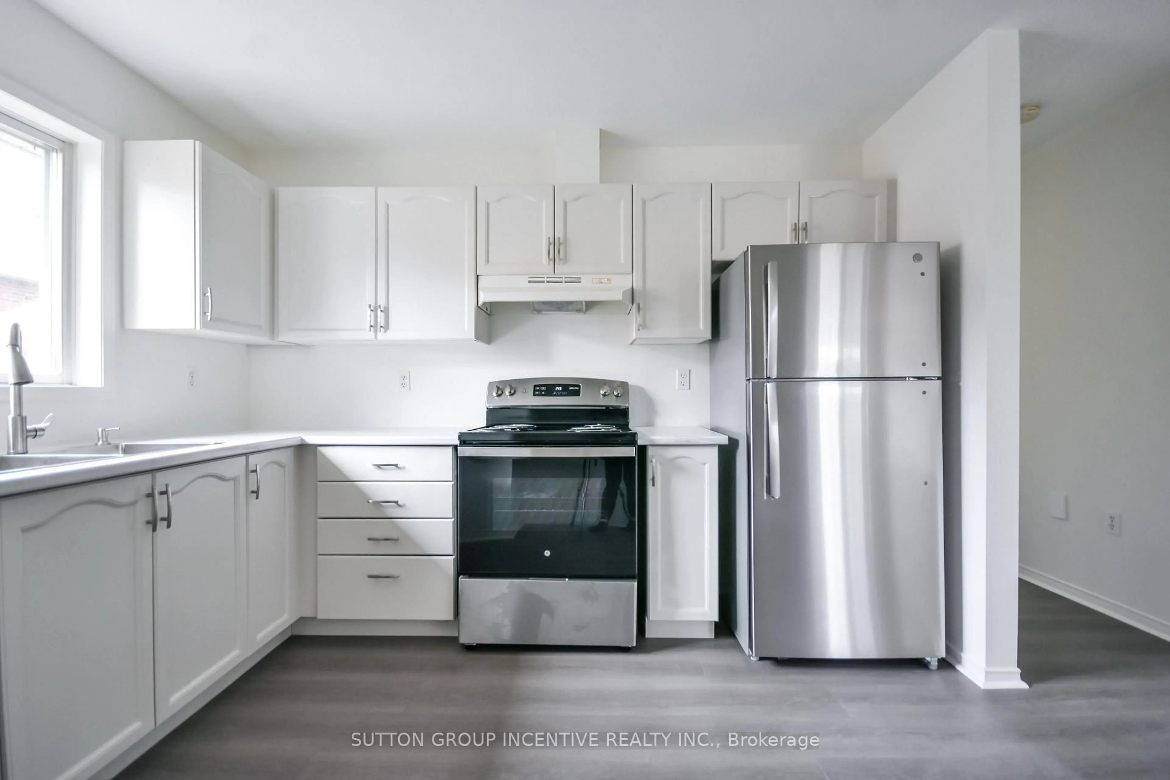 Standard kitchen, unknown for 42 Hanmer St, Barrie Ontario L4M 6V1