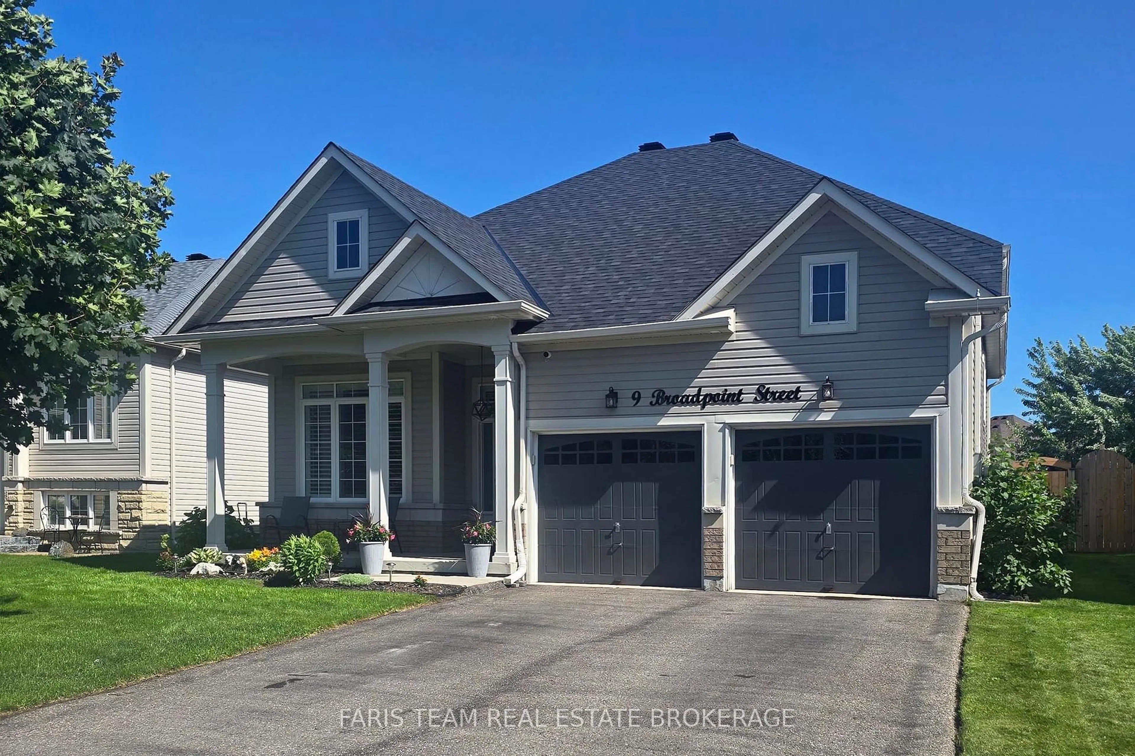 Home with vinyl exterior material, street for 9 Broadpoint St, Wasaga Beach Ontario L9Z 3B8