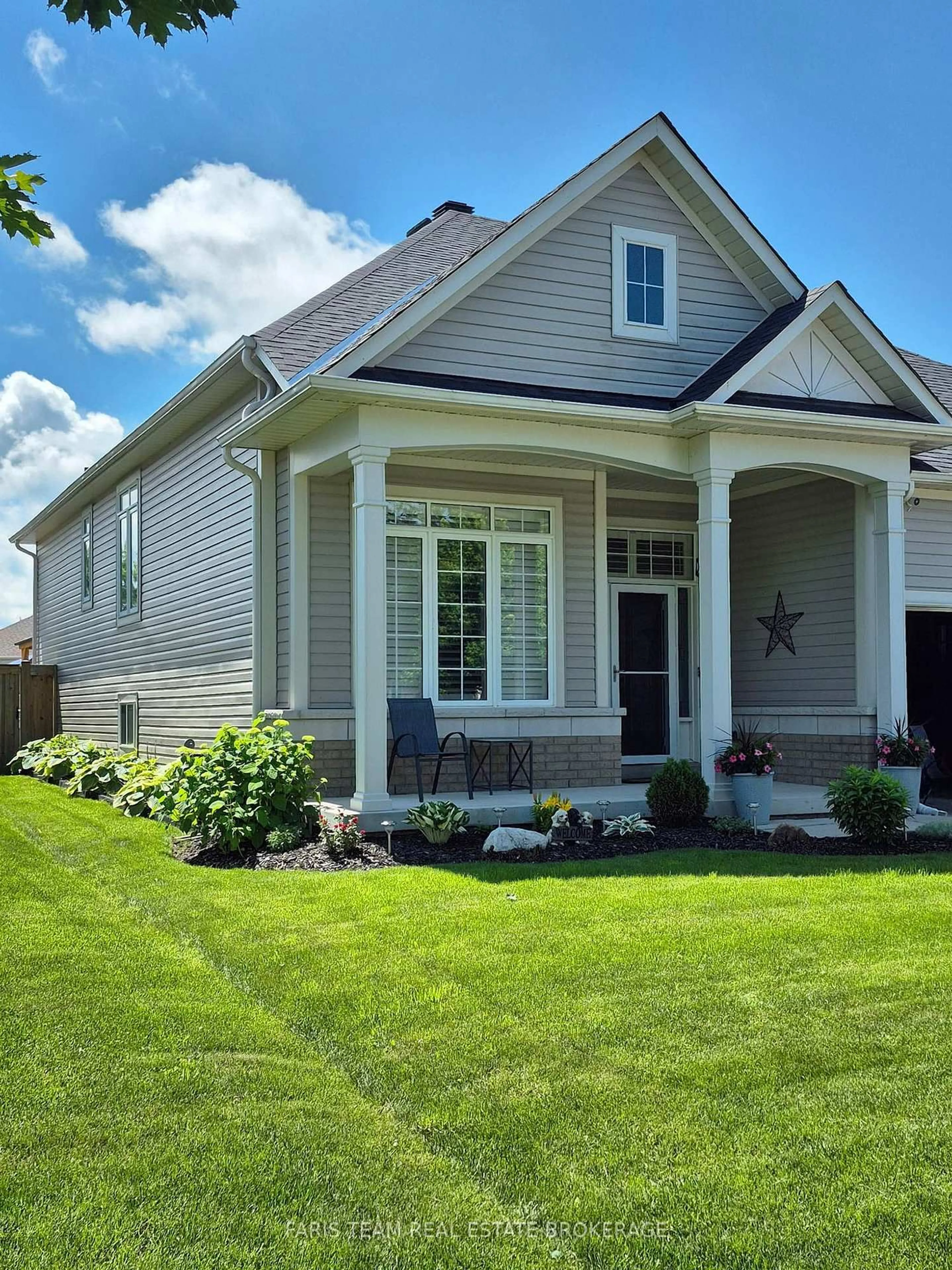 Home with vinyl exterior material, street for 9 Broadpoint St, Wasaga Beach Ontario L9Z 3B8