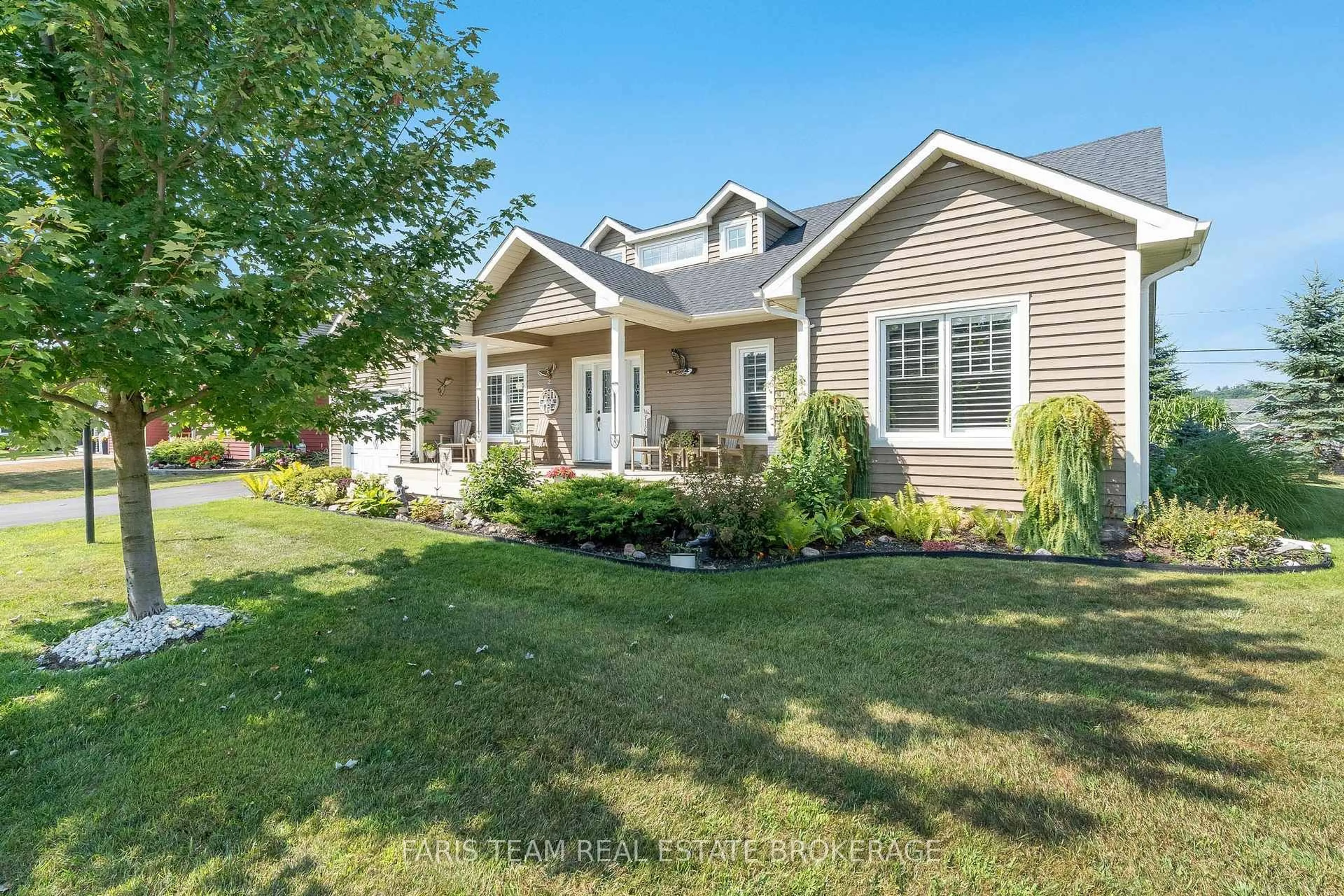 Home with vinyl exterior material, street for 2 Grew Cres, Penetanguishene Ontario L9M 0A4