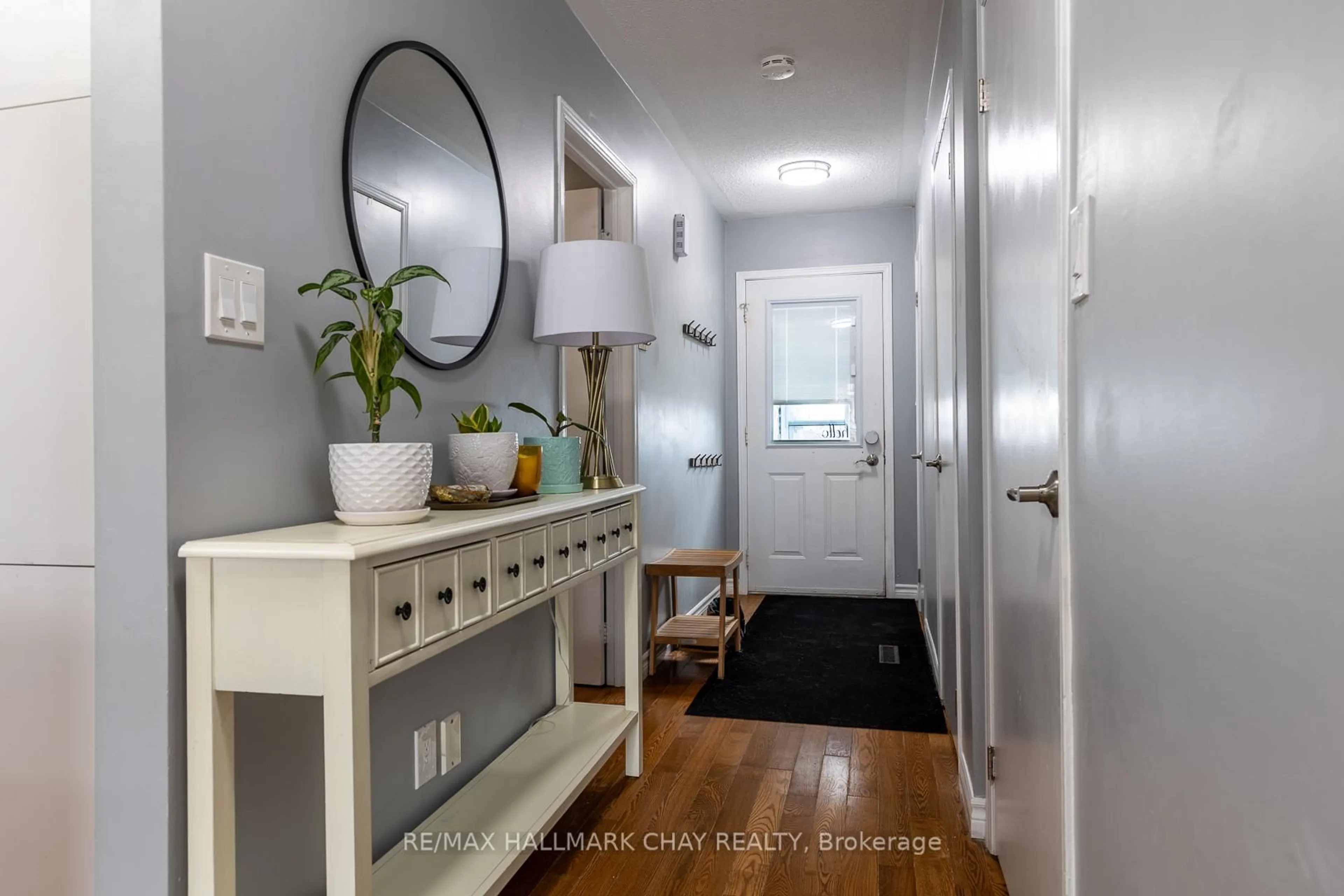 Indoor entryway for 325 West St #42, Orillia Ontario L3V 7P4