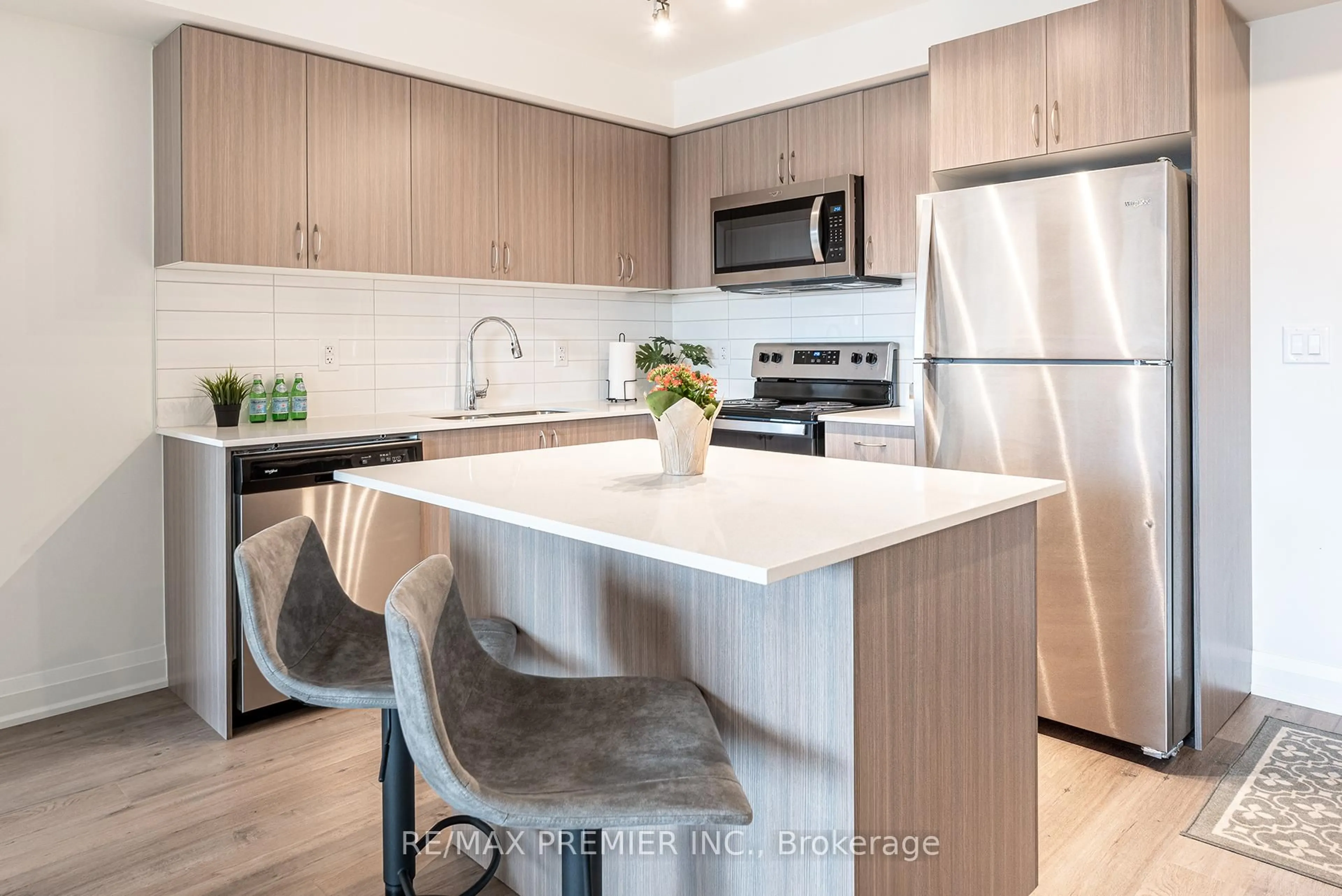 Open concept kitchen, unknown for 58 Lakeside Terr #908, Barrie Ontario L4M 0L5