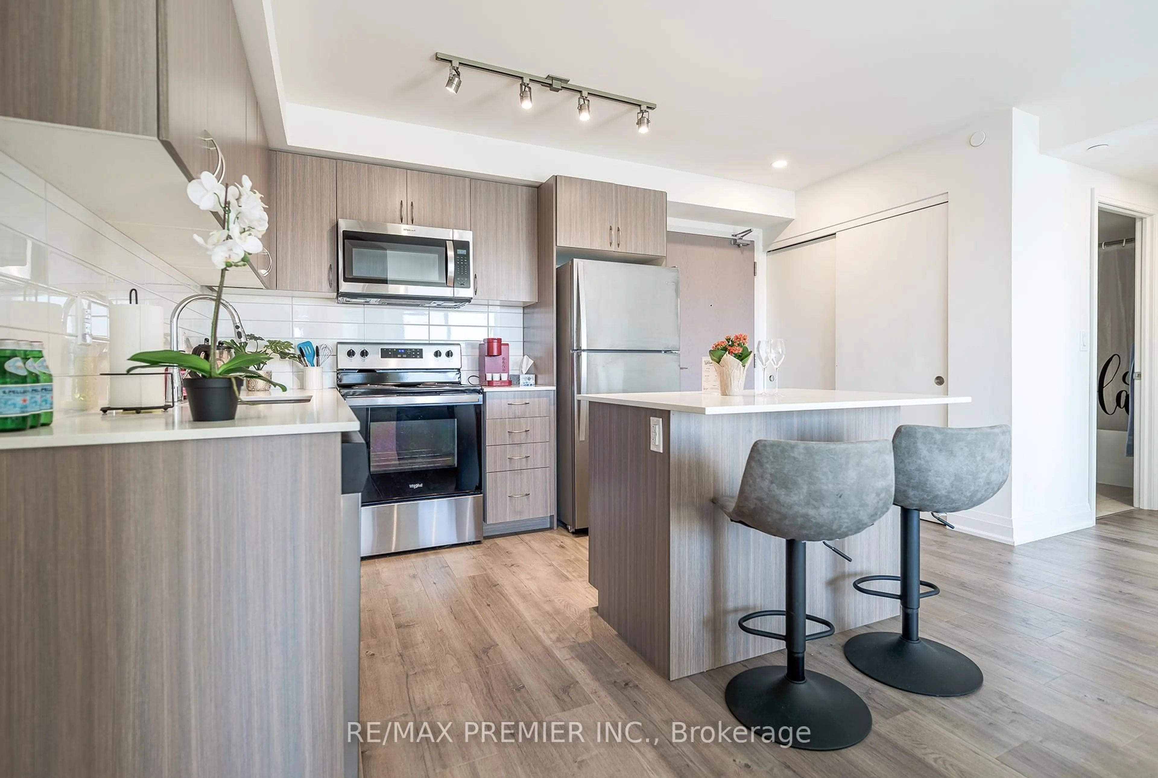 Open concept kitchen, unknown for 58 Lakeside Terr #908, Barrie Ontario L4M 0L5