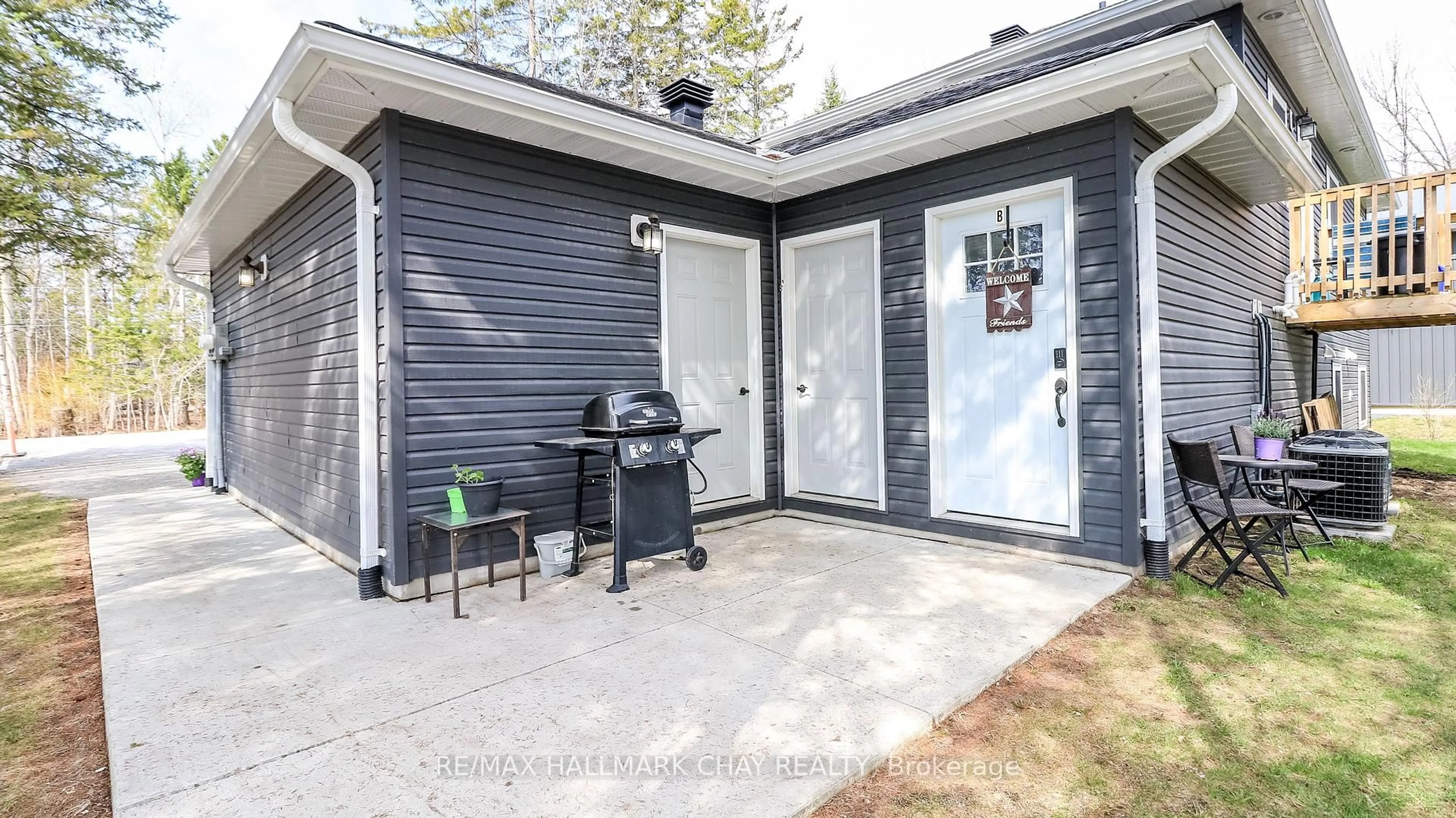 Patio, street for 2082 Centre Ave, Severn Ontario L3V 6H3
