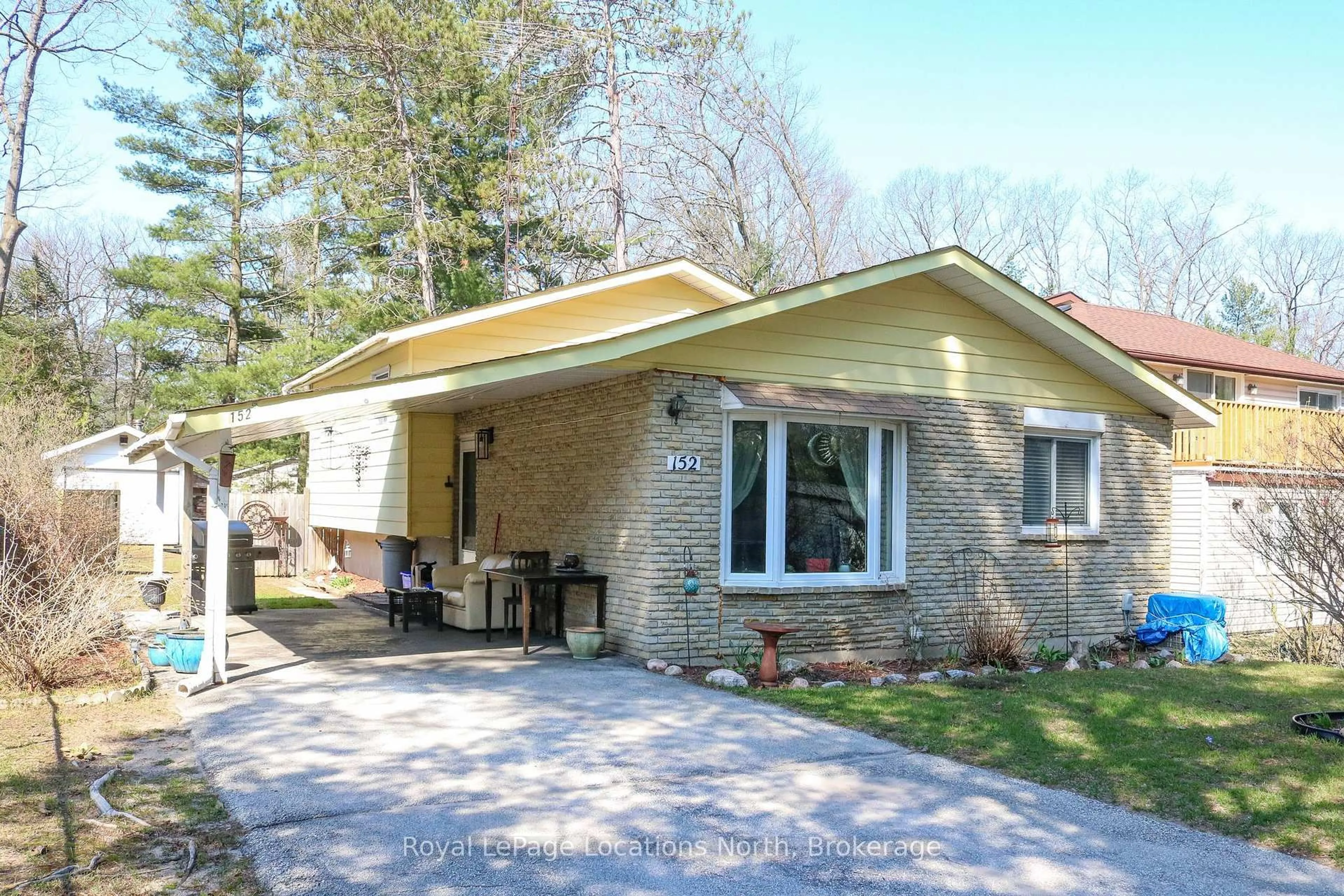 Home with brick exterior material, street for 152 Melrose Ave, Wasaga Beach Ontario L9Z 2T1