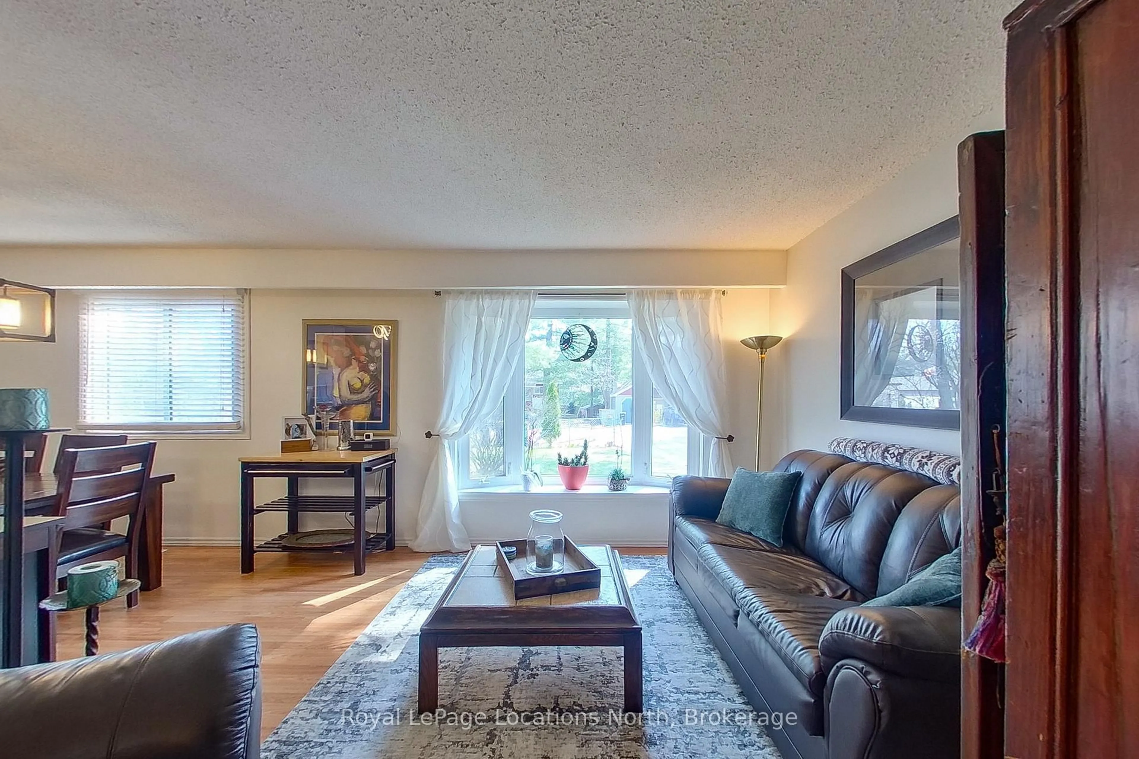 Living room with furniture, wood/laminate floor for 152 Melrose Ave, Wasaga Beach Ontario L9Z 2T1