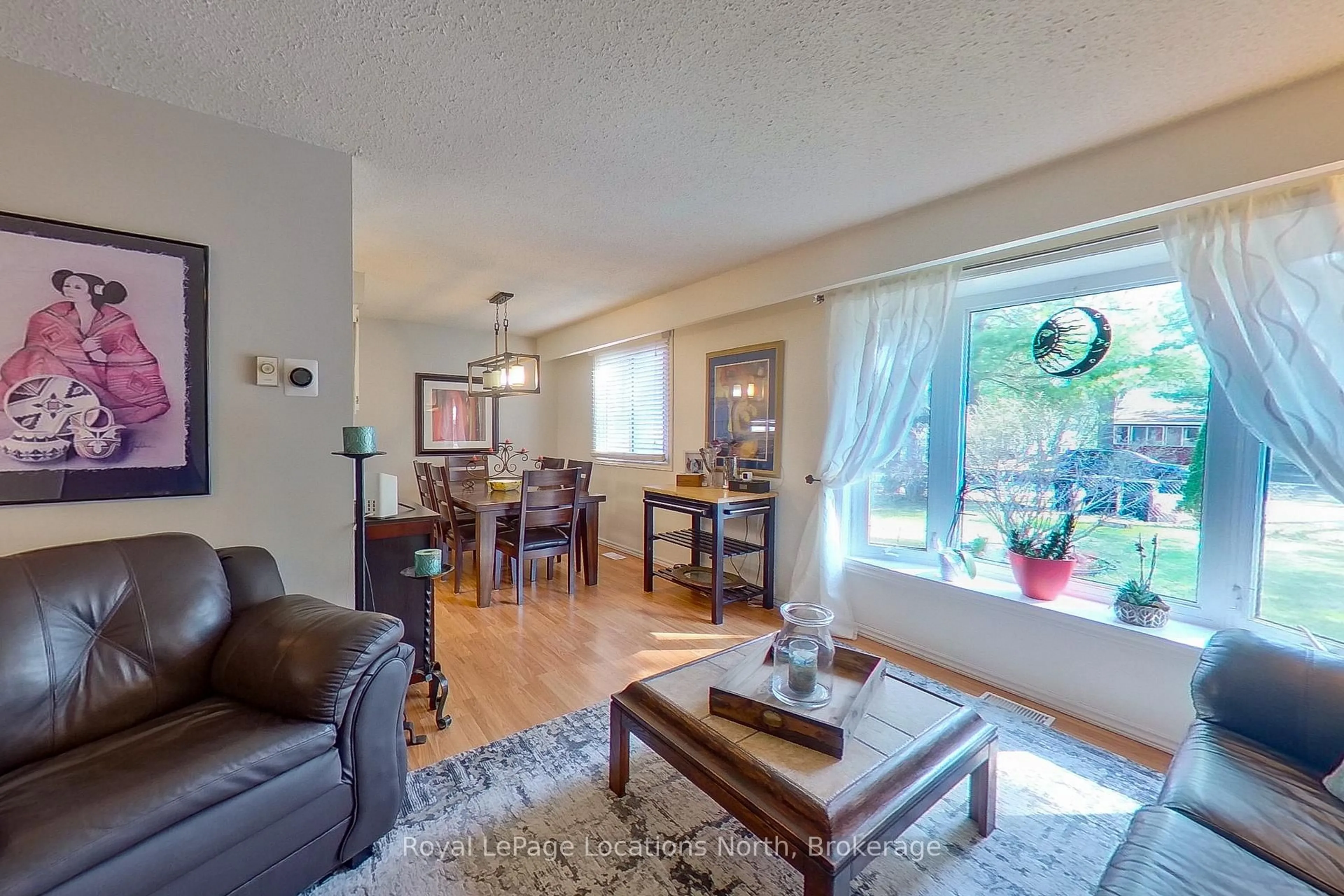 Living room with furniture, wood/laminate floor for 152 Melrose Ave, Wasaga Beach Ontario L9Z 2T1