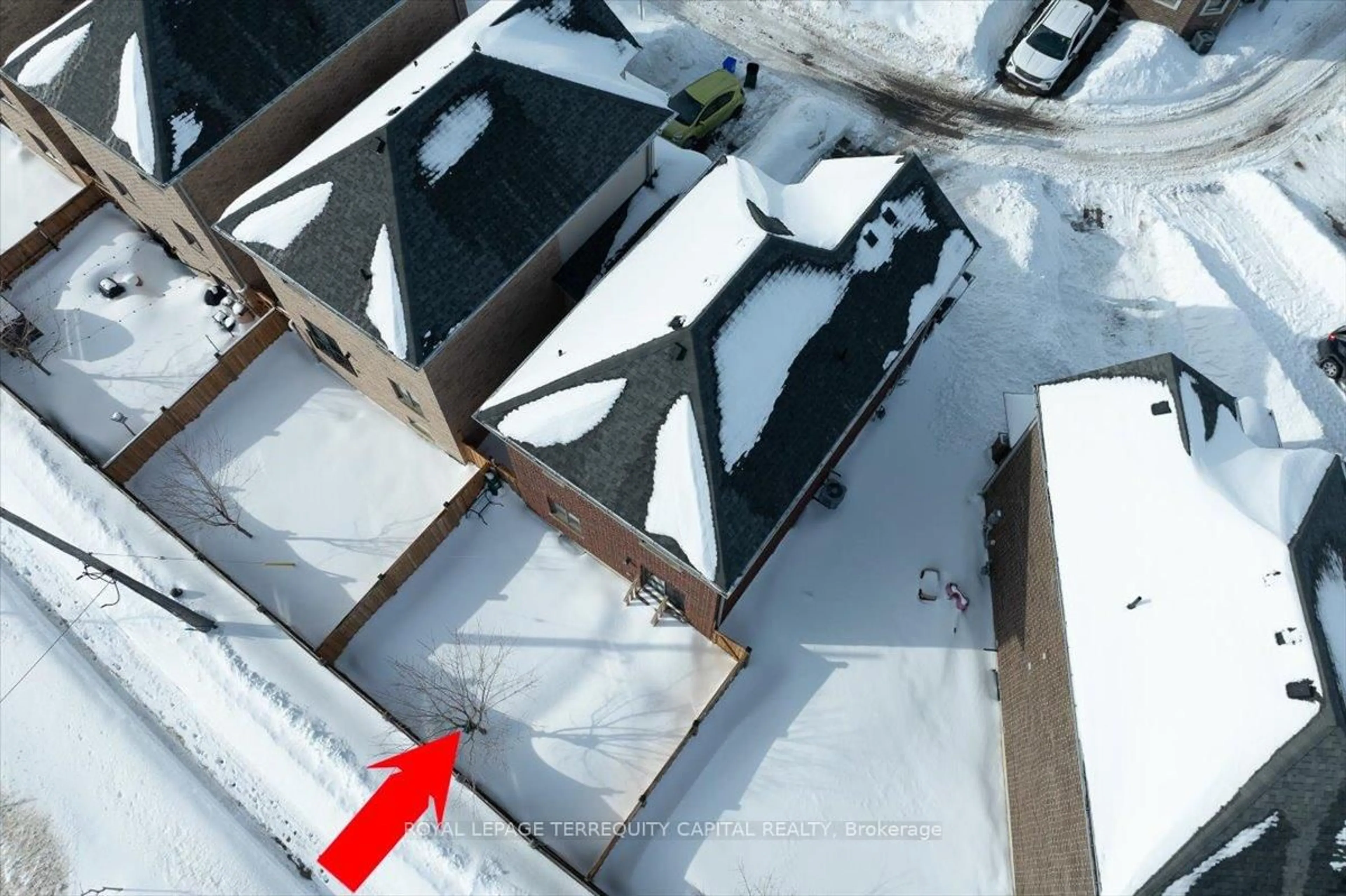 A pic from outside/outdoor area/front of a property/back of a property/a pic from drone, building for 11 Bedford Estates Cres, Barrie Ontario L4N 9K5