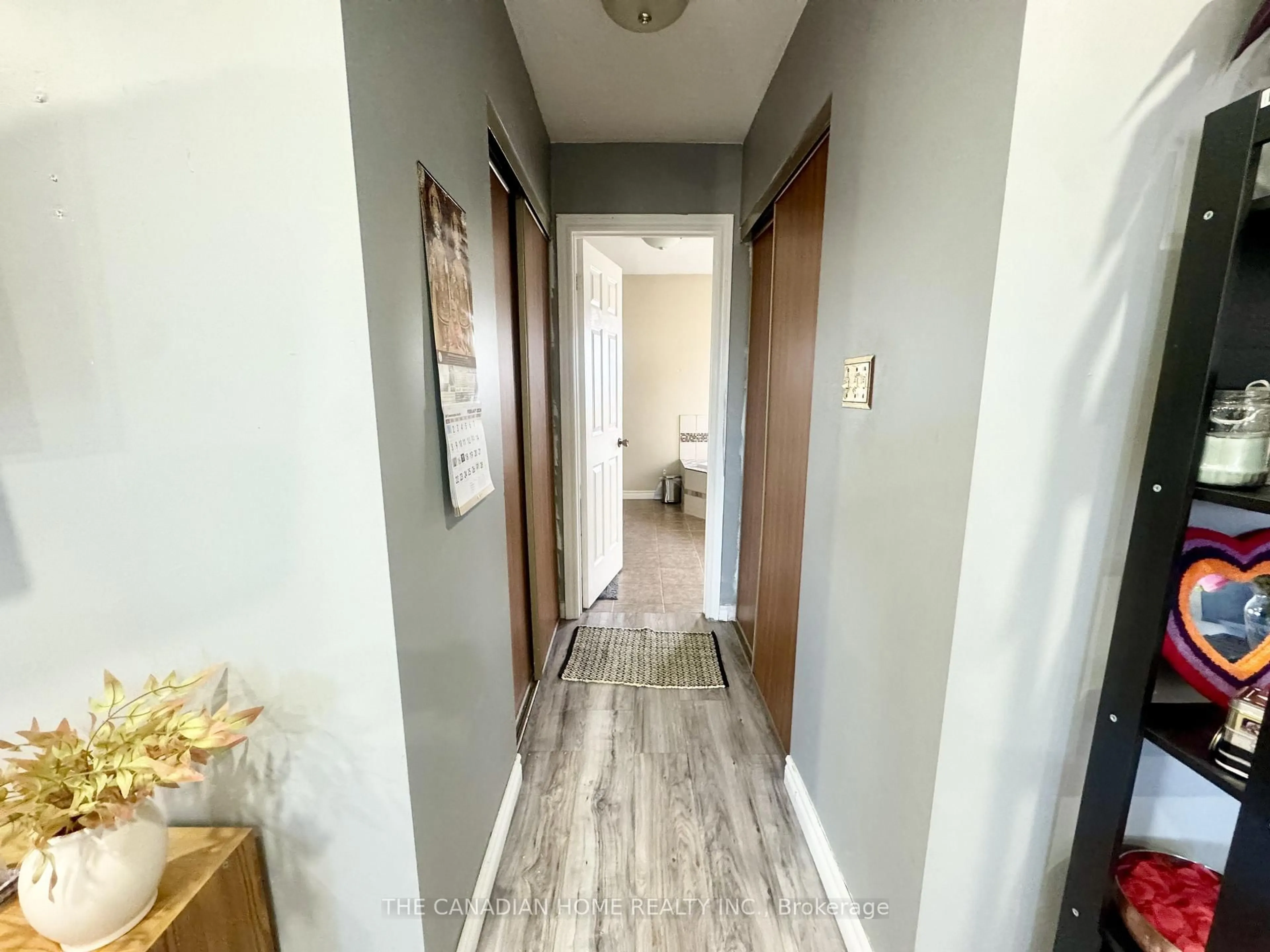 Indoor entryway for 197 Johnson St, Barrie Ontario L4M 5Y9