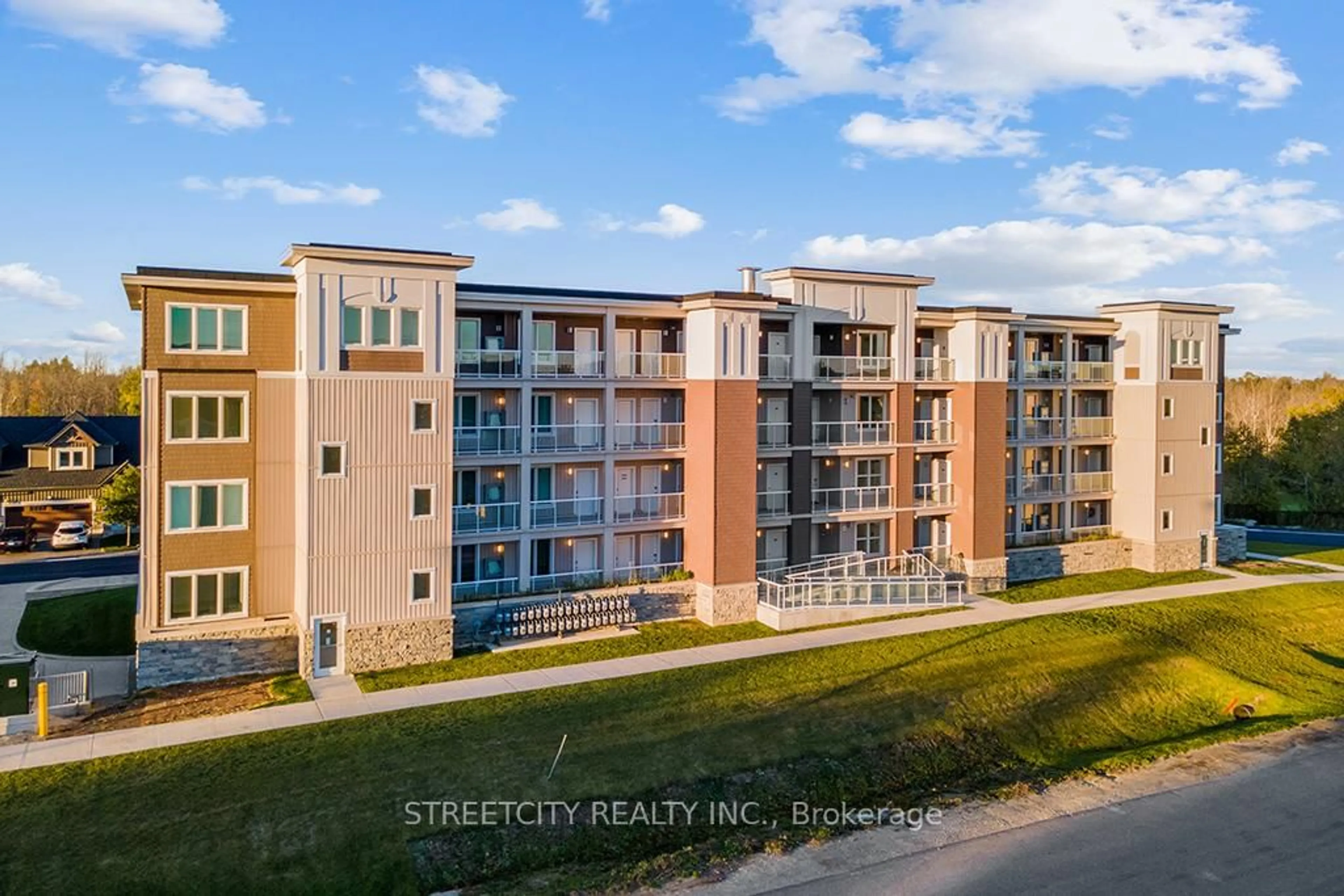 A pic from outside/outdoor area/front of a property/back of a property/a pic from drone, unknown for 5 Spooner Cres #215, Collingwood Ontario L9Y 1T3