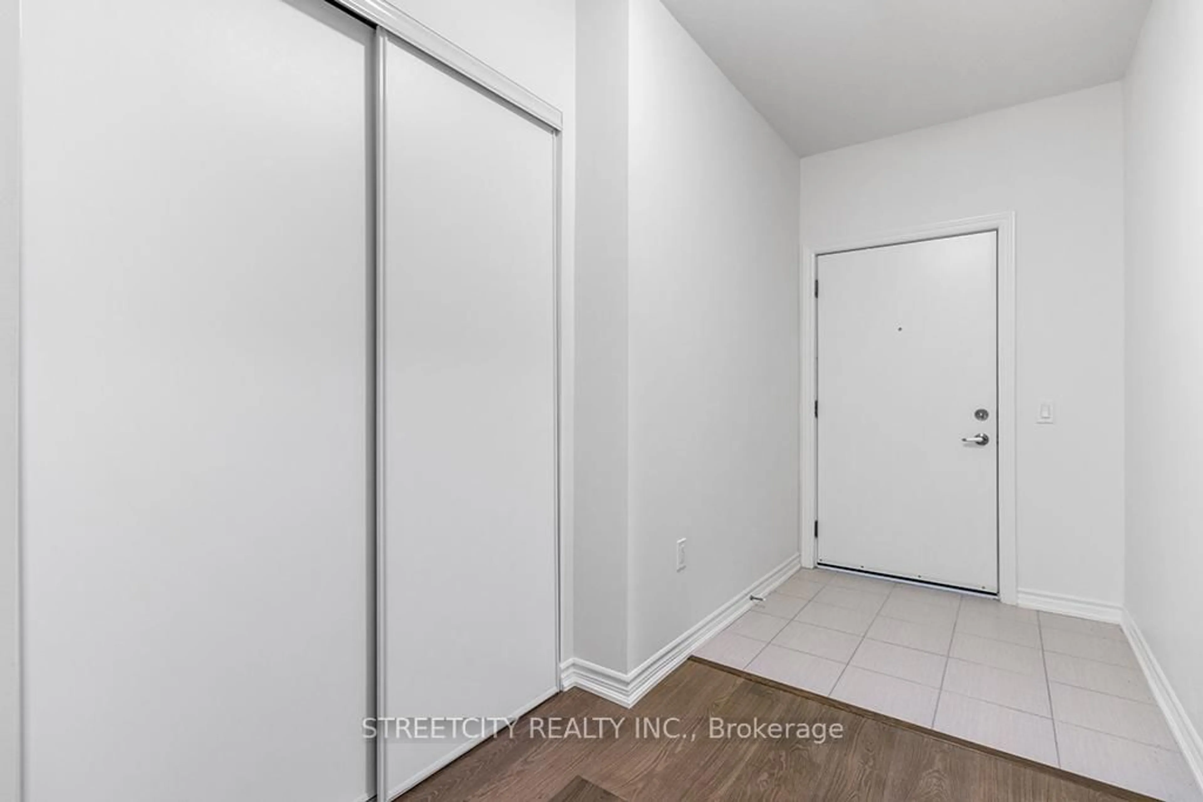 Indoor entryway for 5 Spooner Cres #215, Collingwood Ontario L9Y 1T3