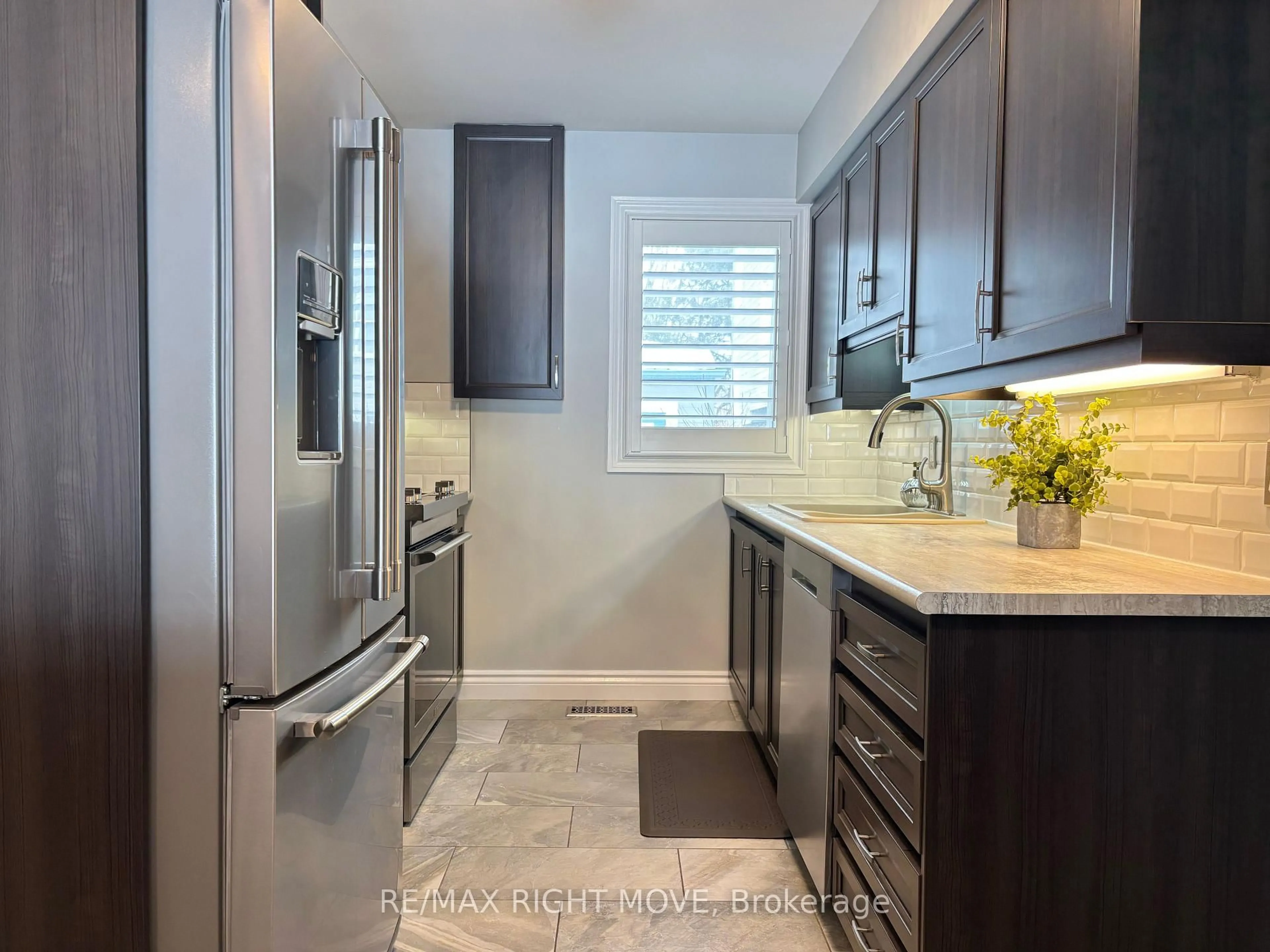 Contemporary kitchen, ceramic/tile floor for 603 Atherley Rd #114, Orillia Ontario L3V 1P1