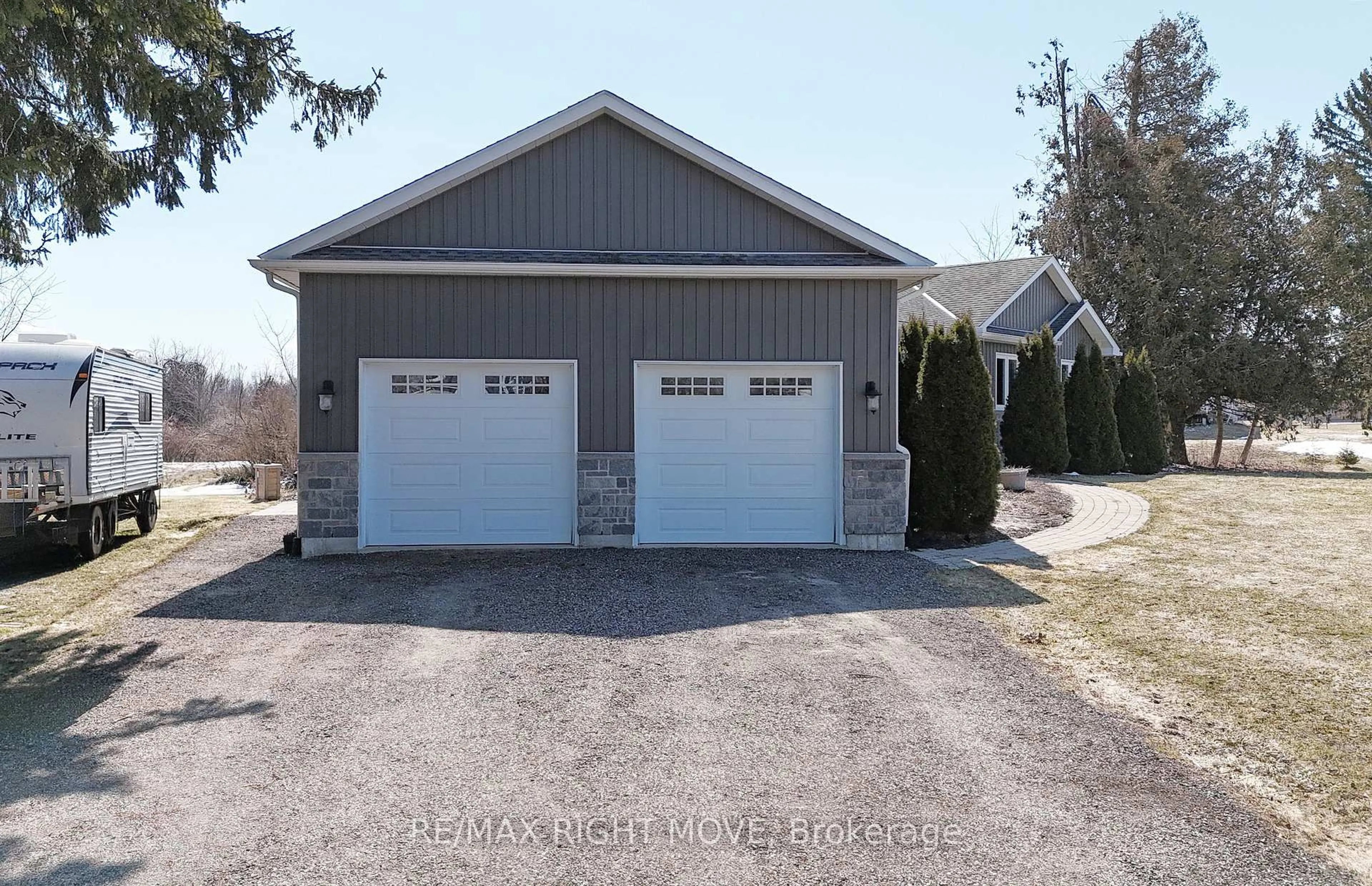 Indoor garage for 1499 15/16 Side Rd, Oro-Medonte Ontario L0L 1T0