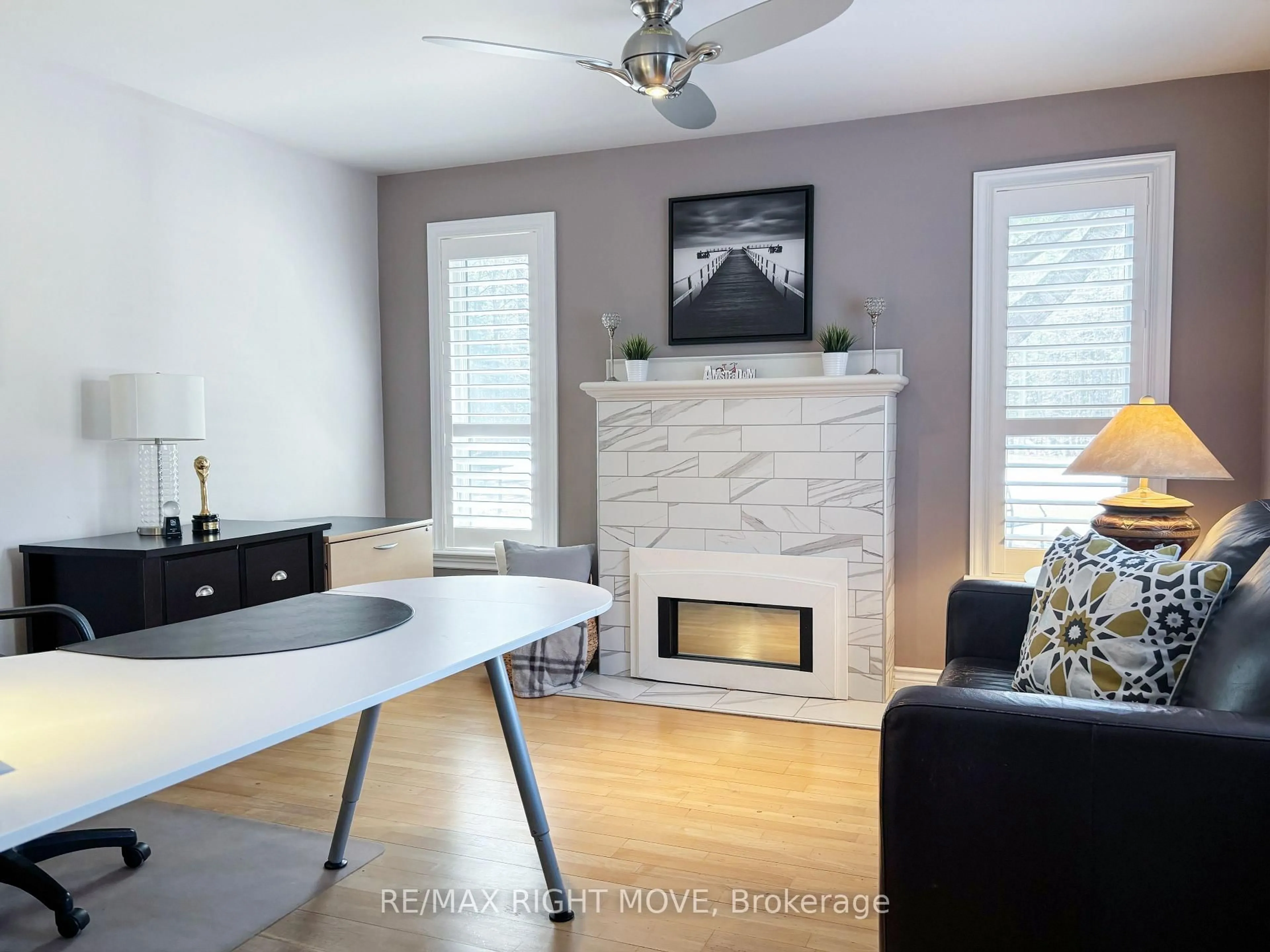 Living room with furniture, wood/laminate floor for 4041 Wainman Line, Severn Ontario L3V 7C3