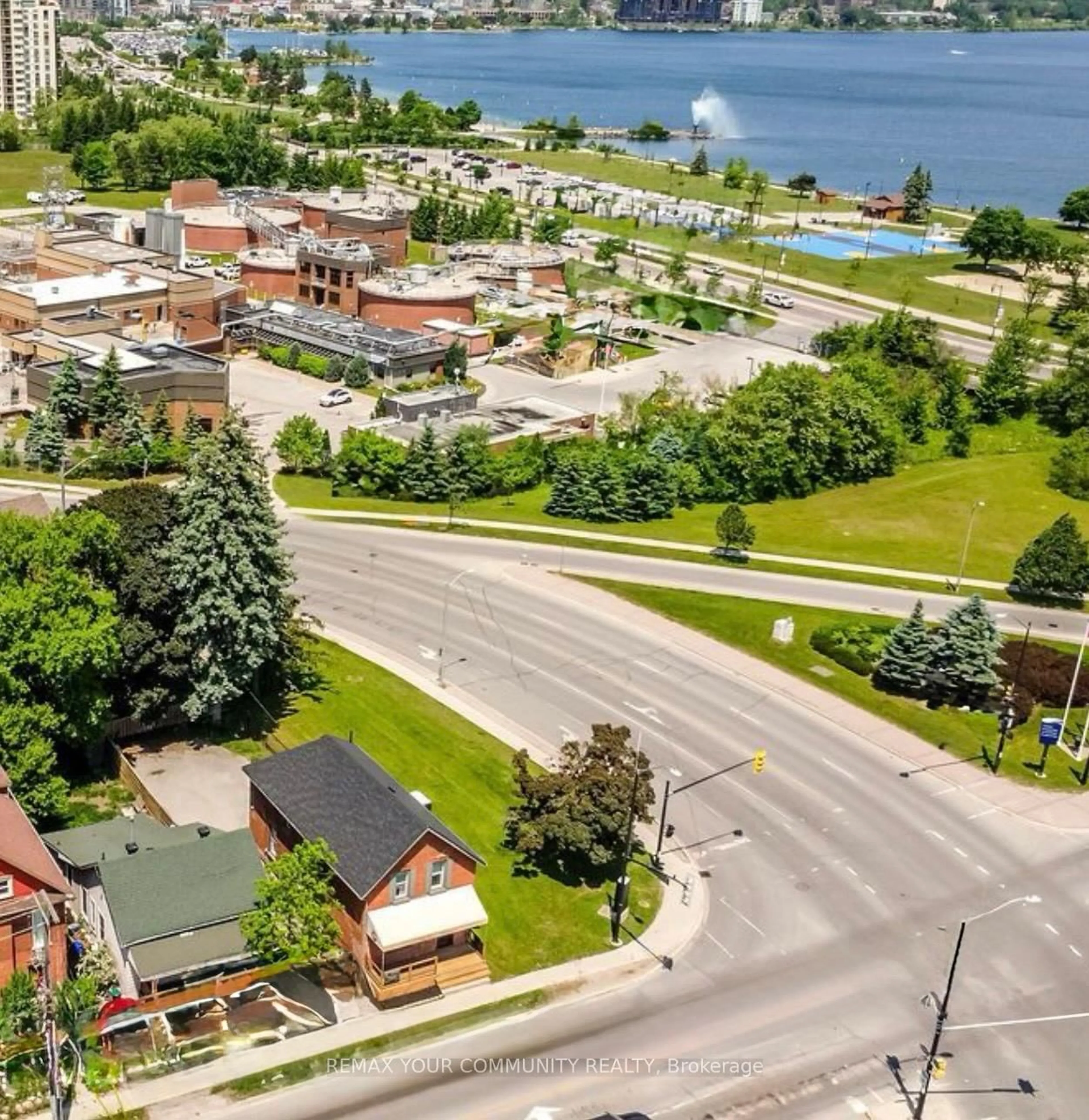 A pic from outside/outdoor area/front of a property/back of a property/a pic from drone, unknown for 30 Tiffin St, Barrie Ontario L4N 2M7