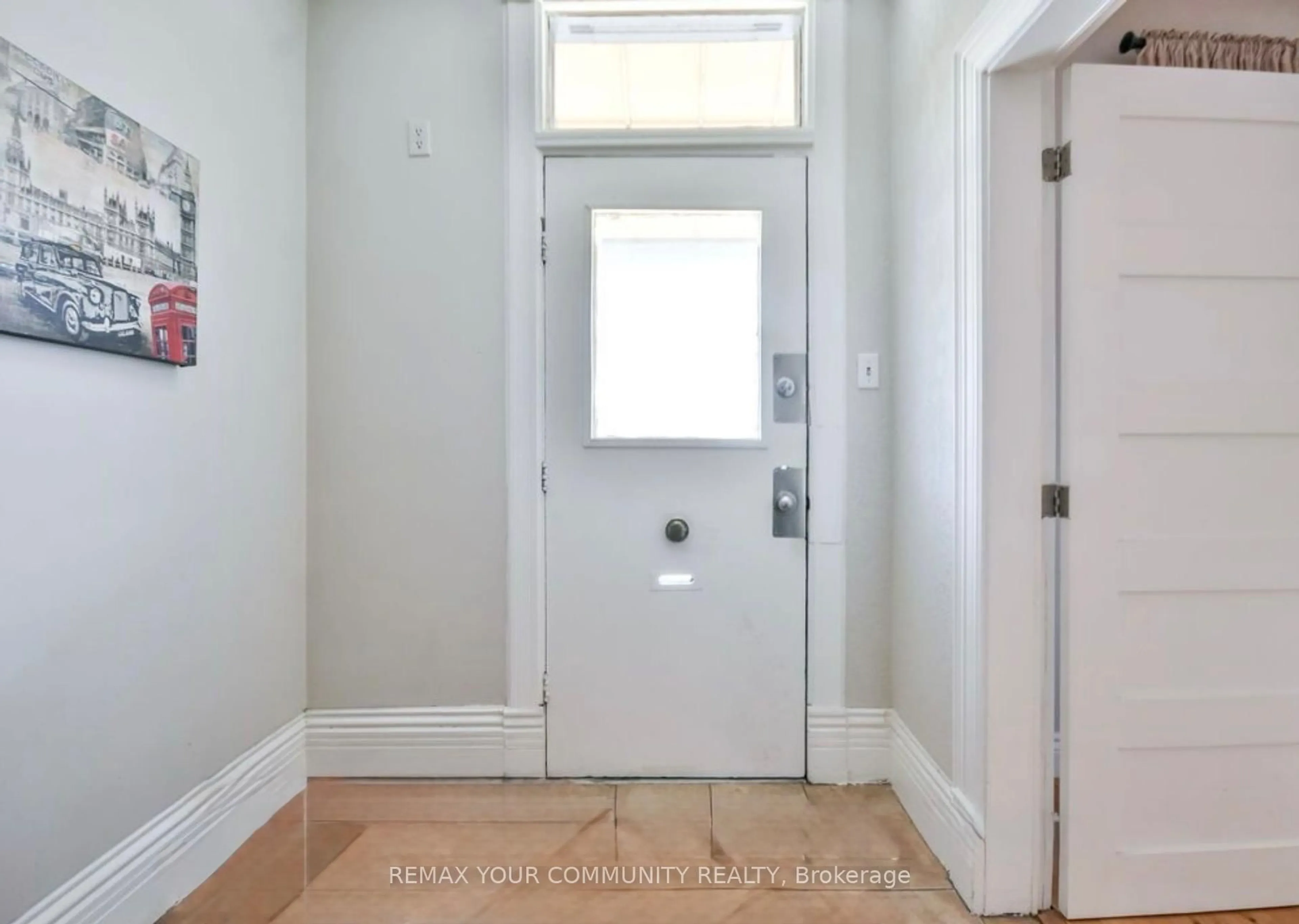 Indoor entryway for 30 Tiffin St, Barrie Ontario L4N 2M7