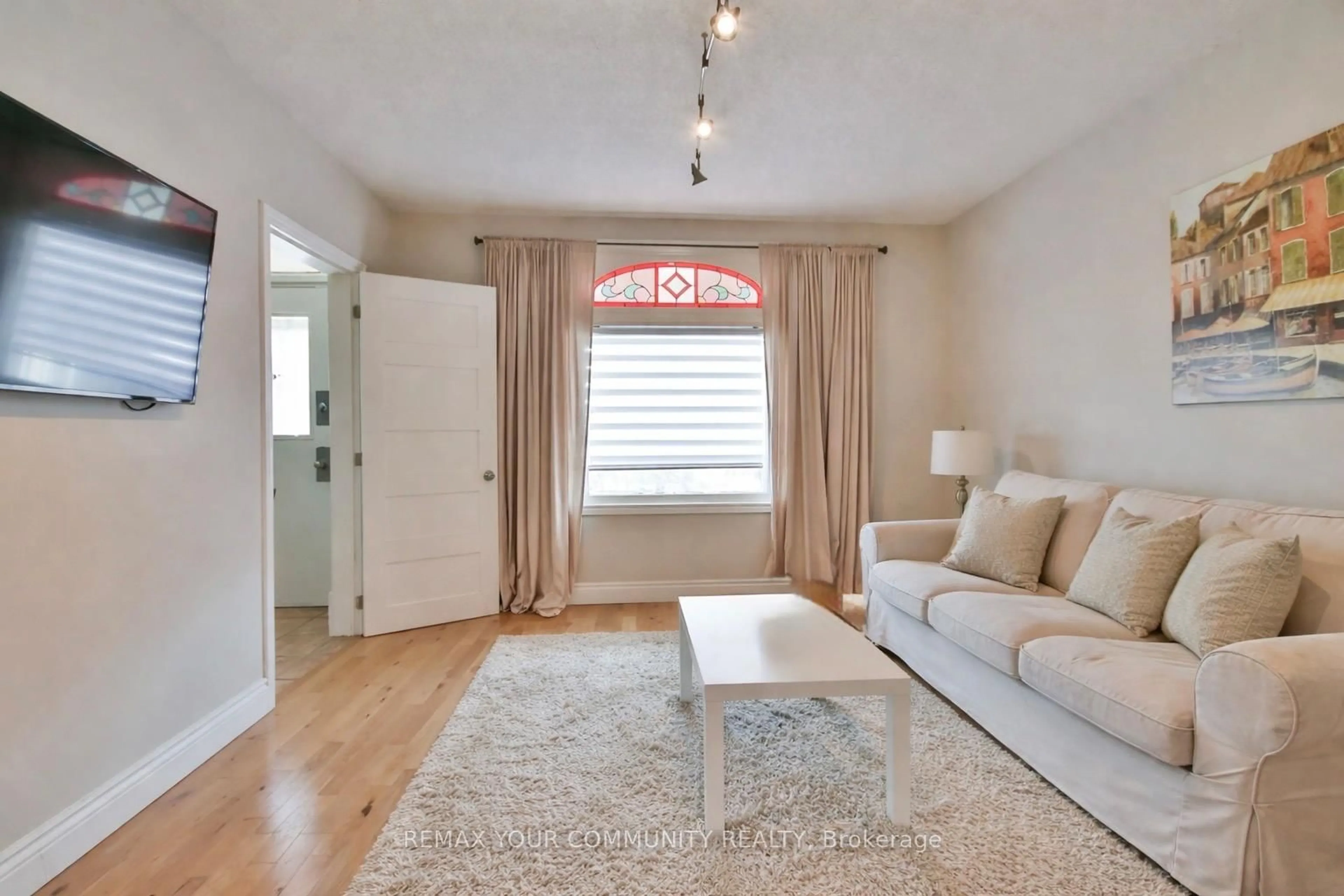 Living room with furniture, unknown for 30 Tiffin St, Barrie Ontario L4N 2M7