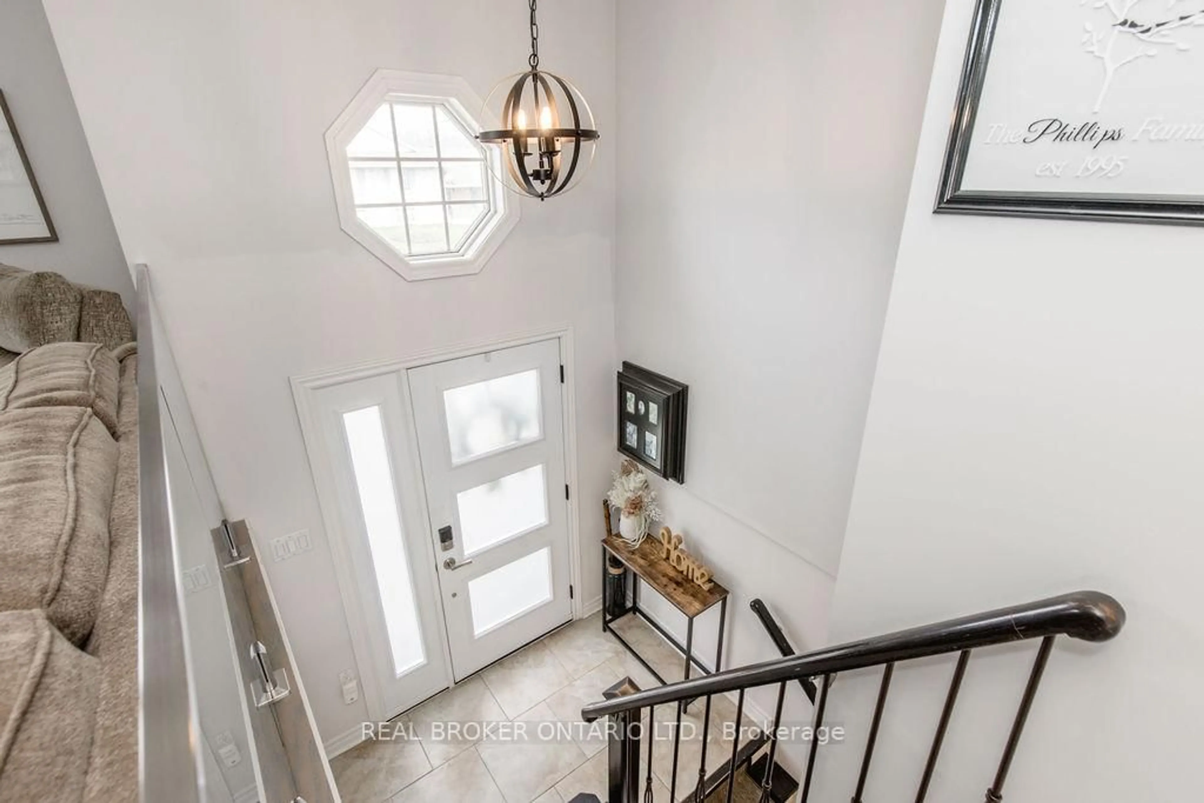 Indoor entryway for 48 John St, Severn Ontario L0K 1E0