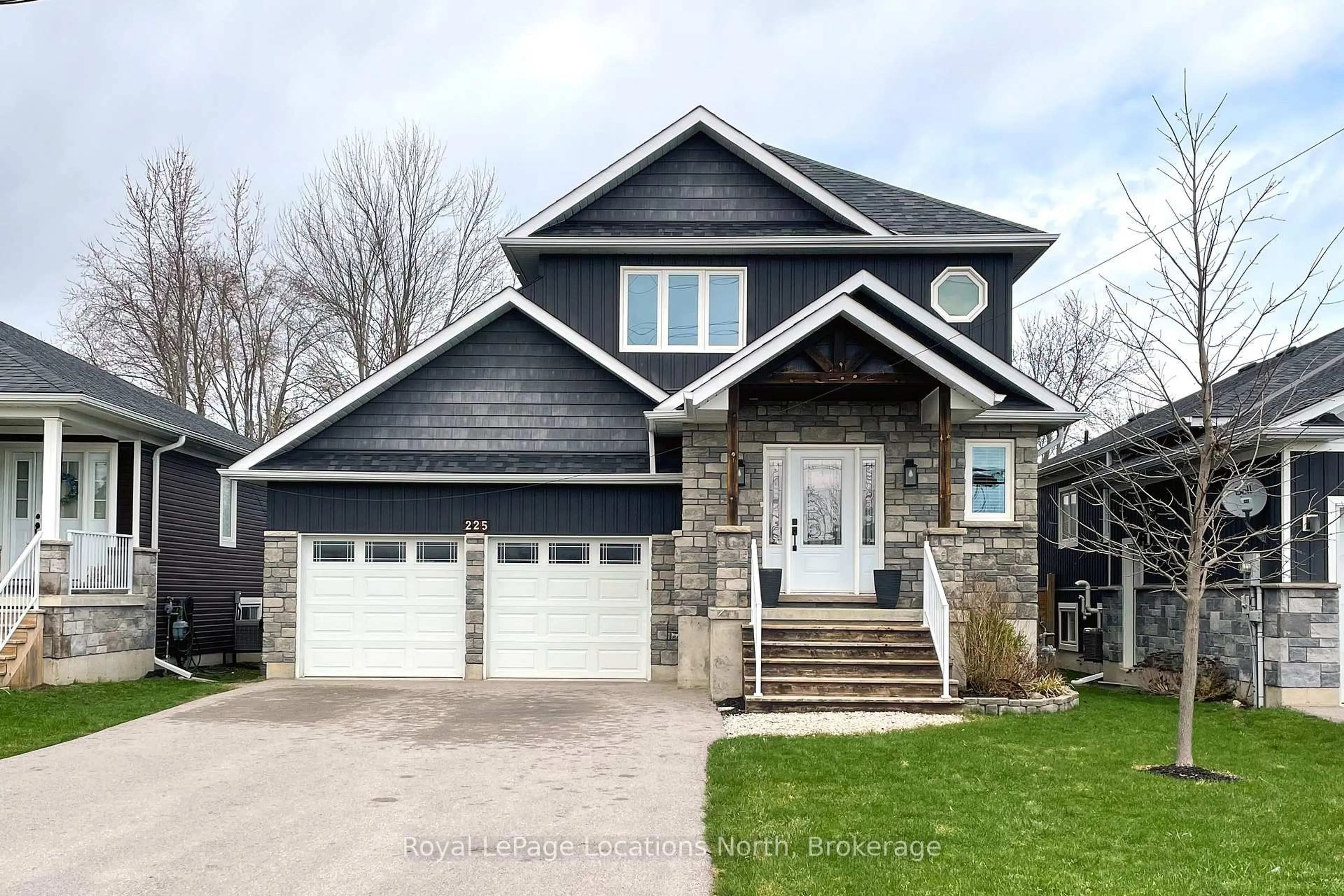 Home with vinyl exterior material, street for 225 Quebec St, Clearview Ontario L0M 1S0