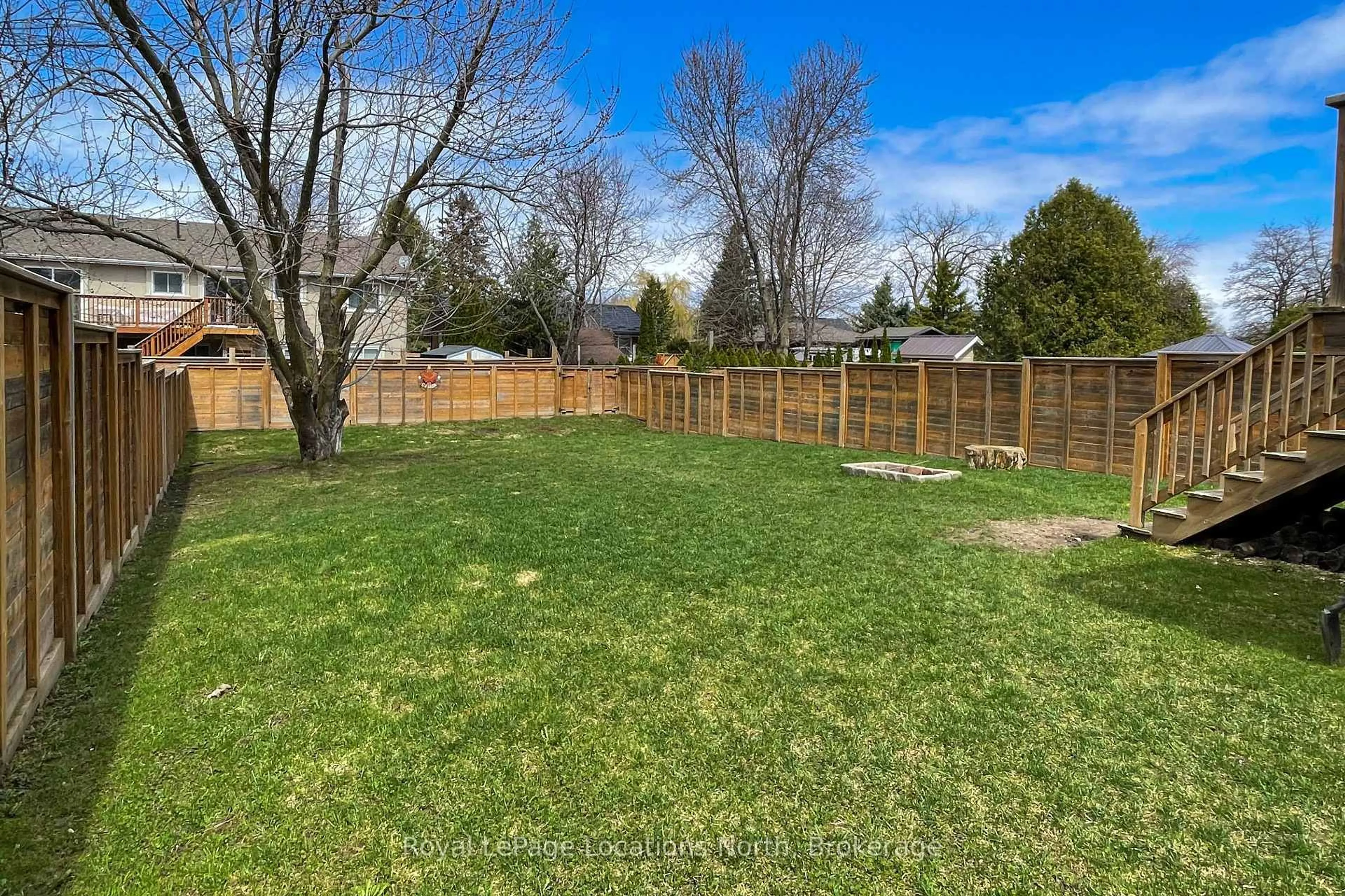 A pic from outside/outdoor area/front of a property/back of a property/a pic from drone, unknown for 225 Quebec St, Clearview Ontario L0M 1S0