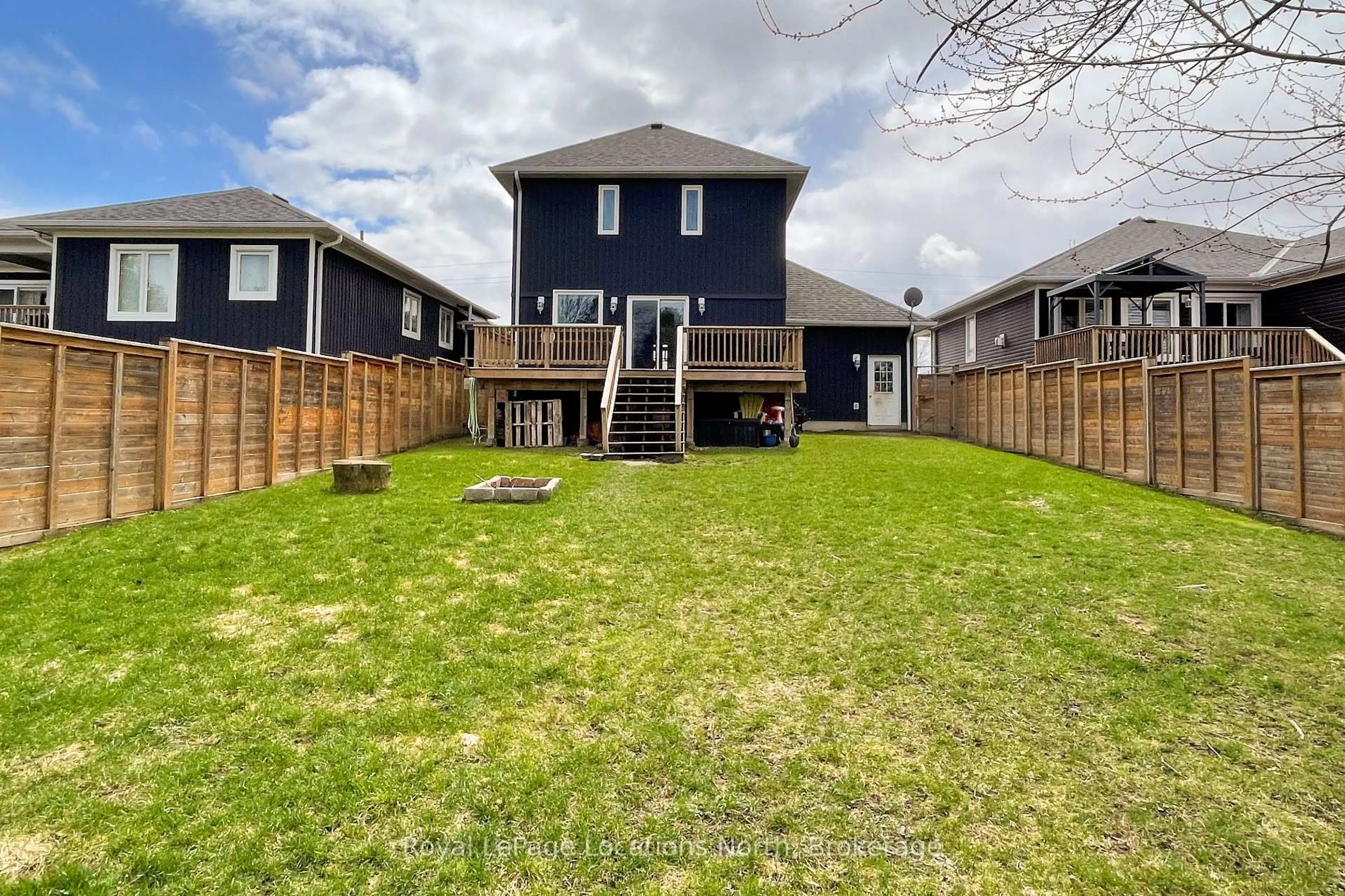 A pic from outside/outdoor area/front of a property/back of a property/a pic from drone, unknown for 225 Quebec St, Clearview Ontario L0M 1S0