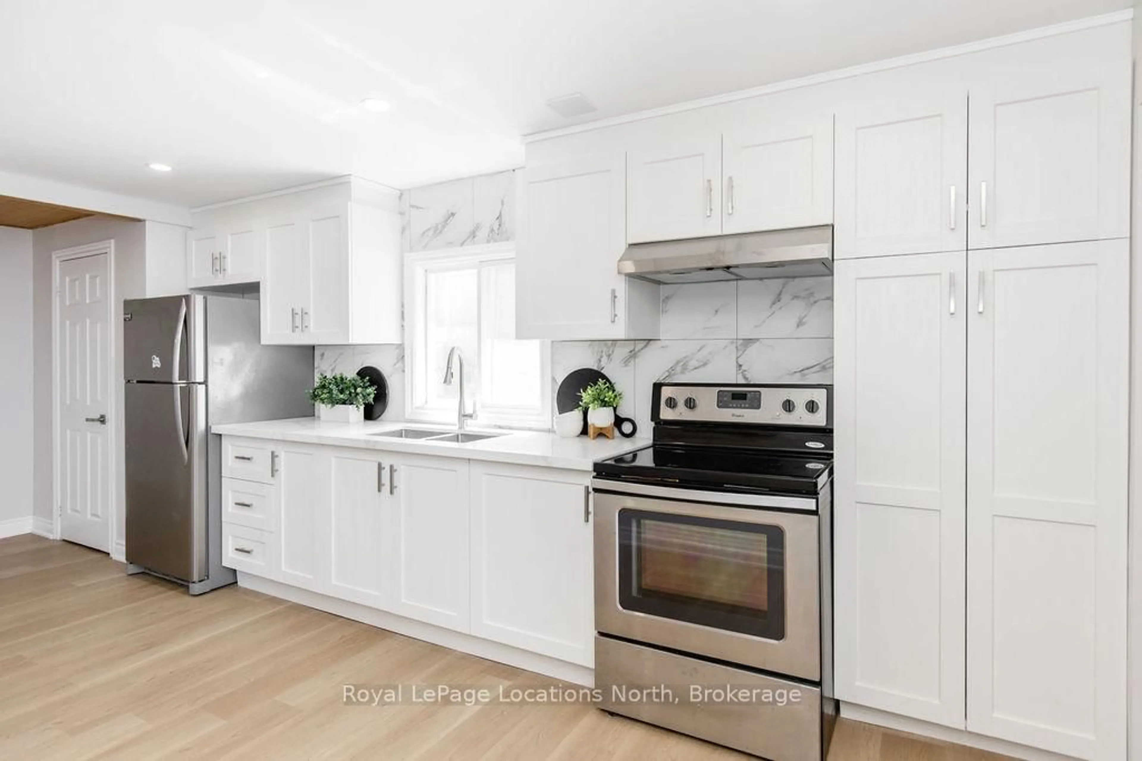 Open concept kitchen, unknown for 56 68th St, Wasaga Beach Ontario L9Z 1T8