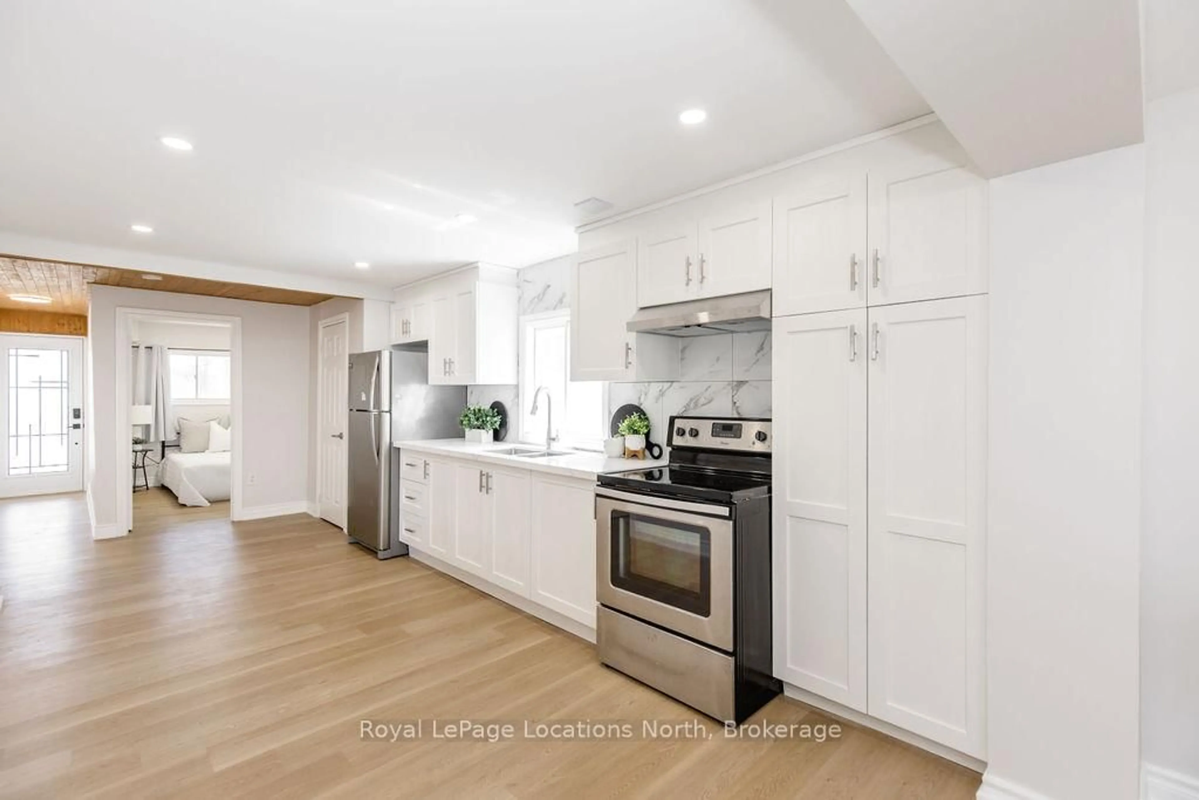 Open concept kitchen, unknown for 56 68th St, Wasaga Beach Ontario L9Z 1T8