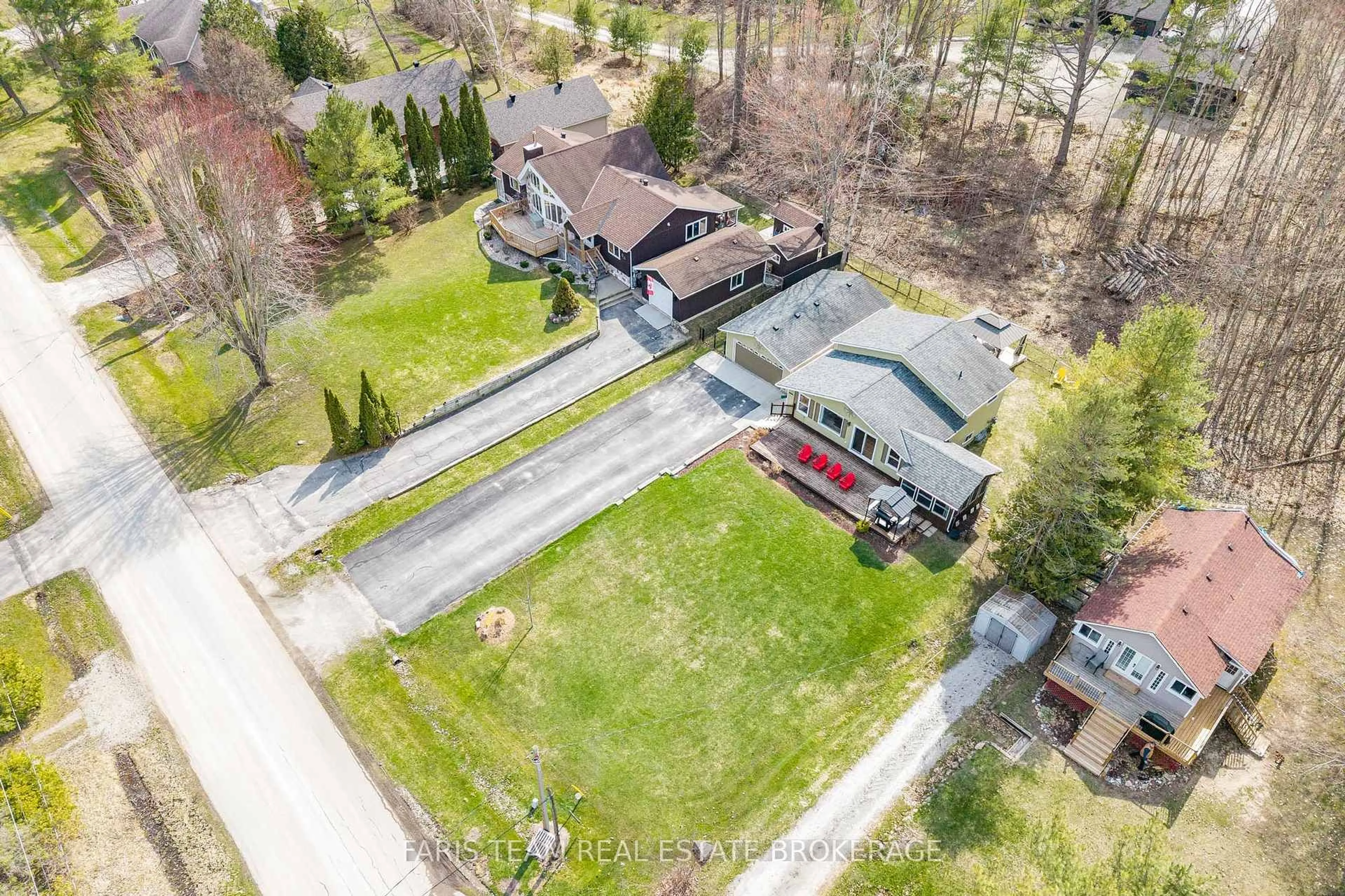 A pic from outside/outdoor area/front of a property/back of a property/a pic from drone, street for 68 Bayside Ave, Tay Ontario L0K 2A0