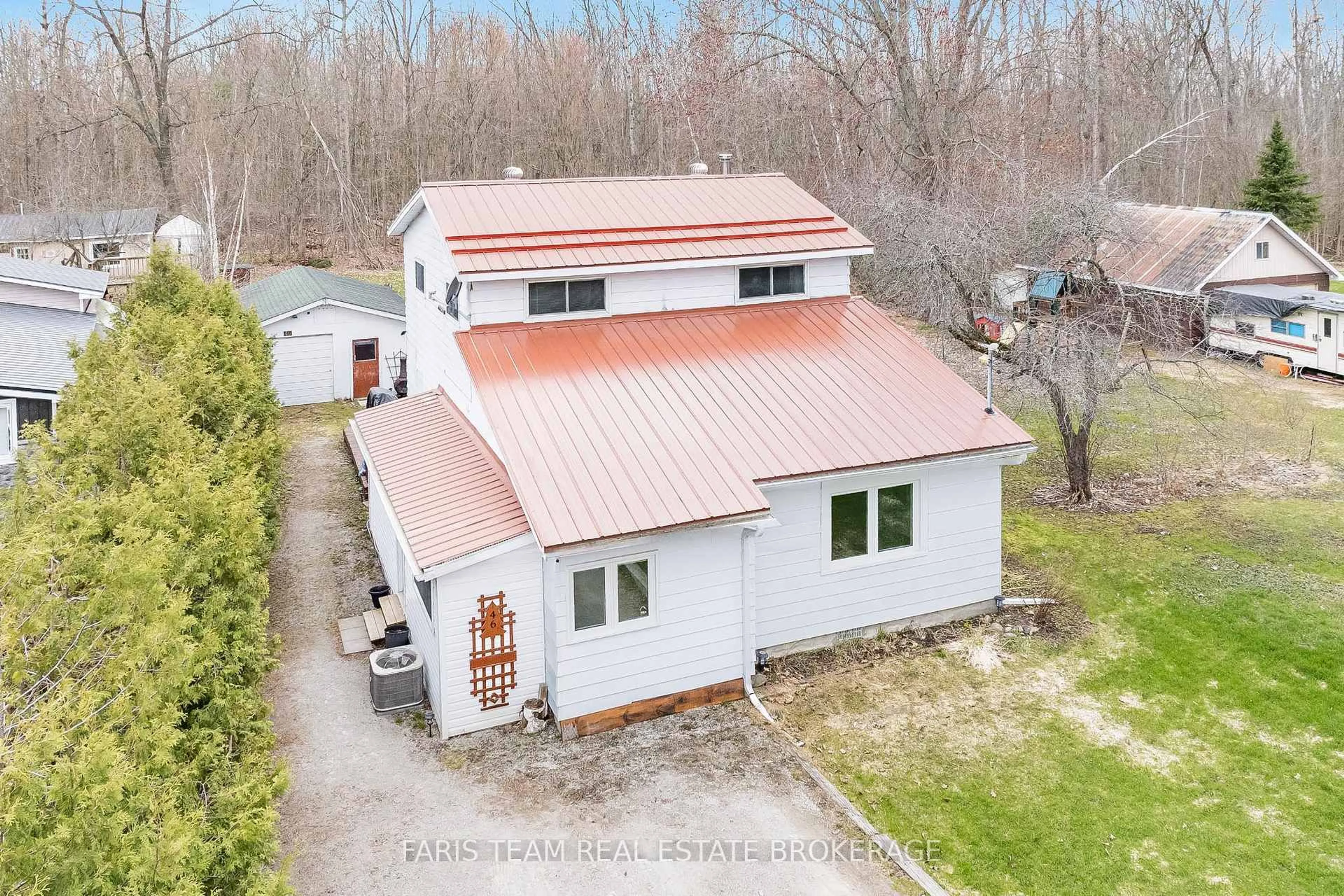 A pic from outside/outdoor area/front of a property/back of a property/a pic from drone, building for 46 Hearthstone Dr, Tay Ontario L0K 2C0