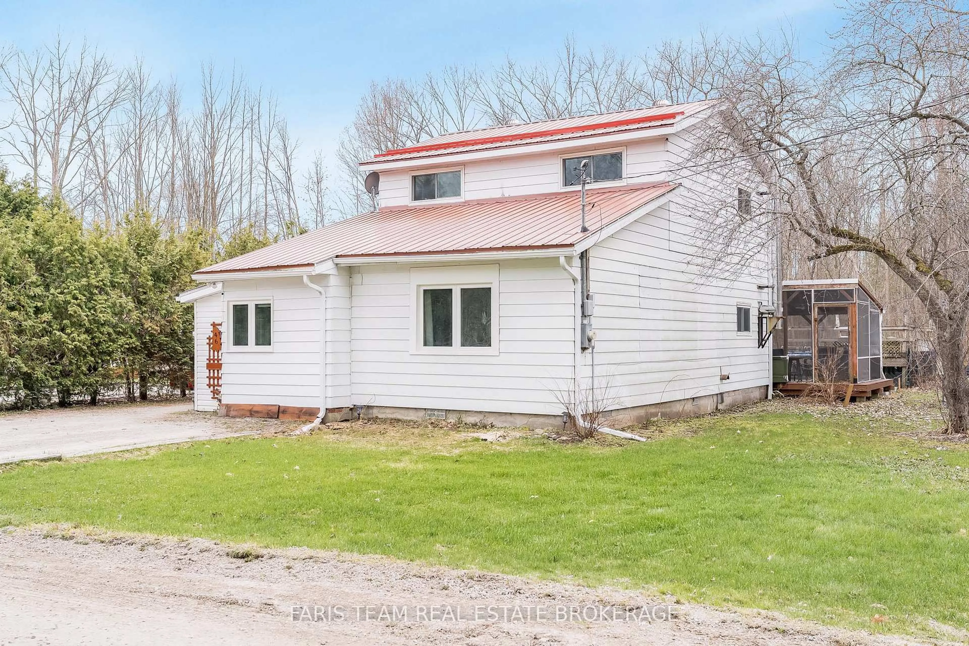 Home with vinyl exterior material, building for 46 Hearthstone Dr, Tay Ontario L0K 2C0