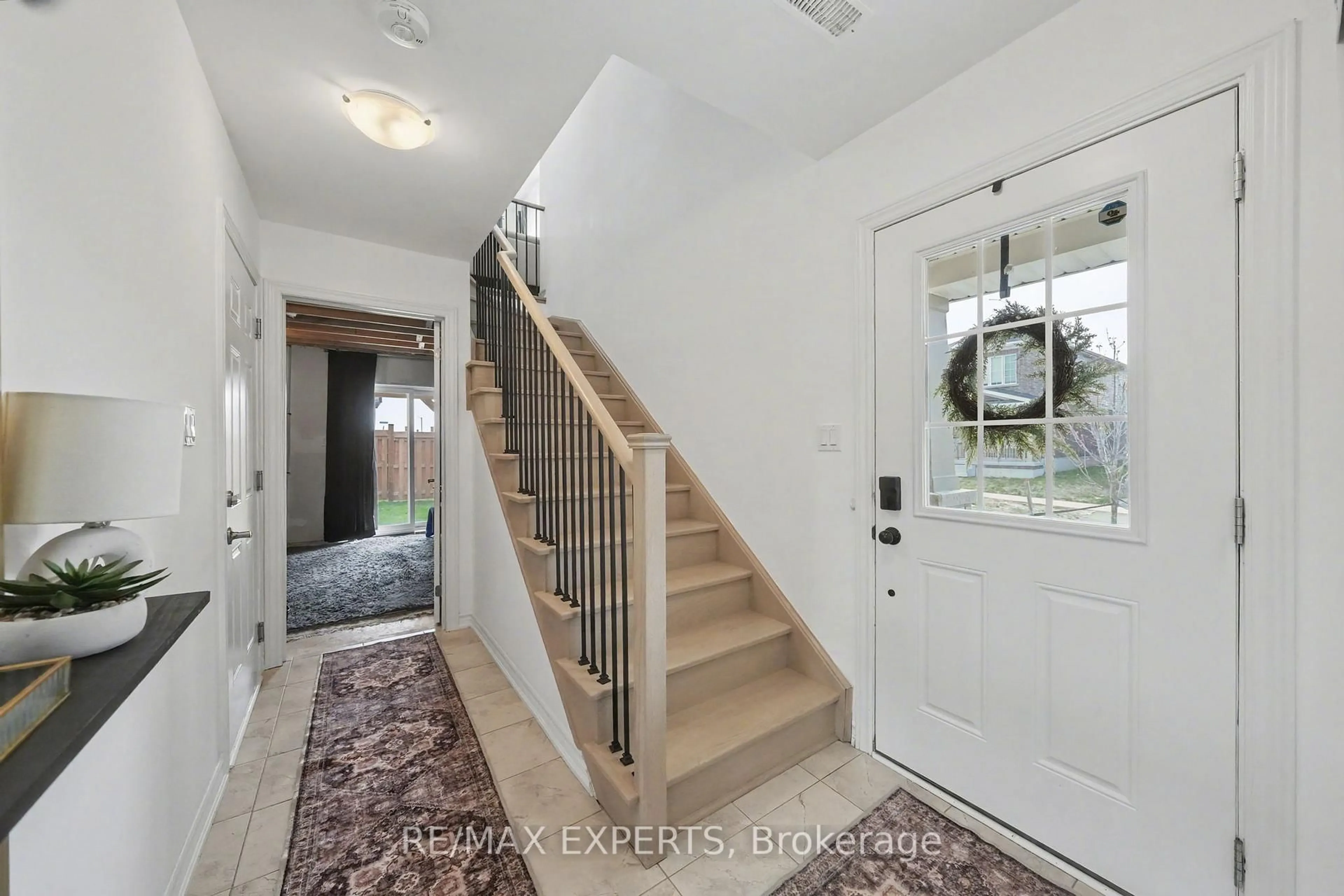 Indoor entryway for 2 Pumpkin Corner Cres, Barrie Ontario L9J 0T6