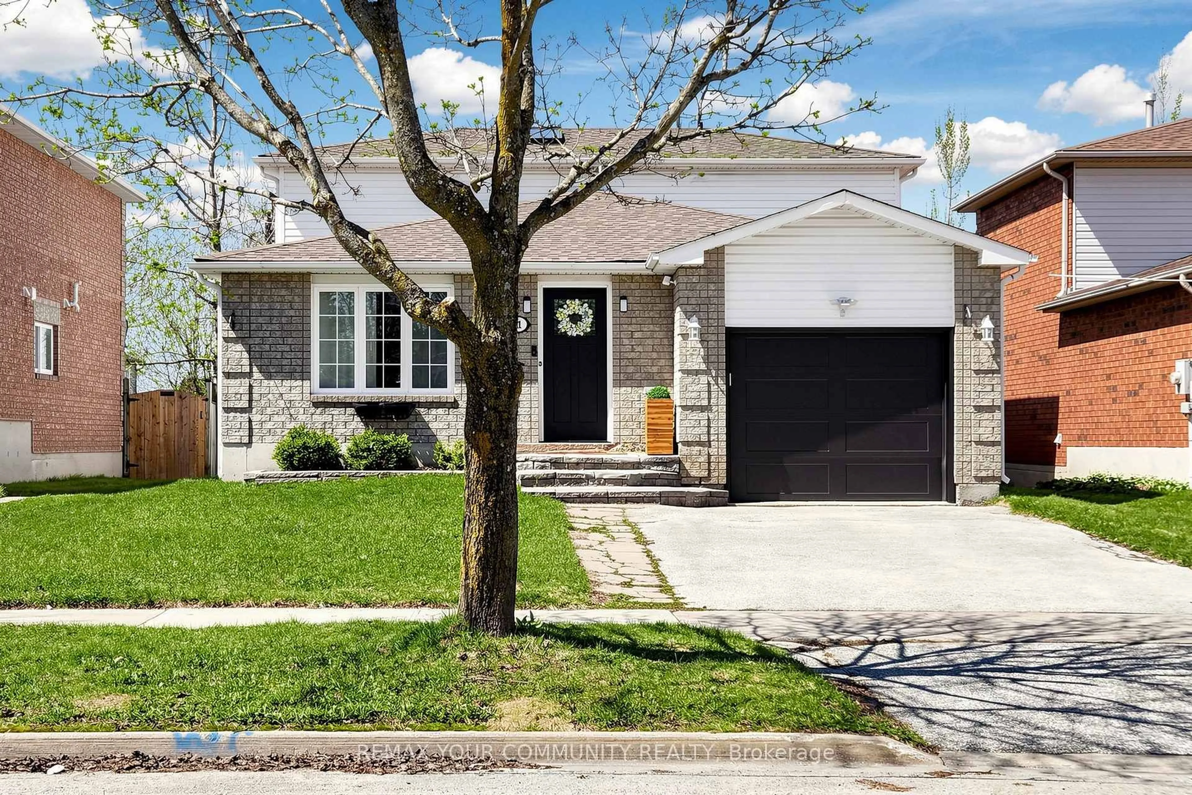 Home with vinyl exterior material, street for 91 Columbia Rd, Barrie Ontario L4N 8C5