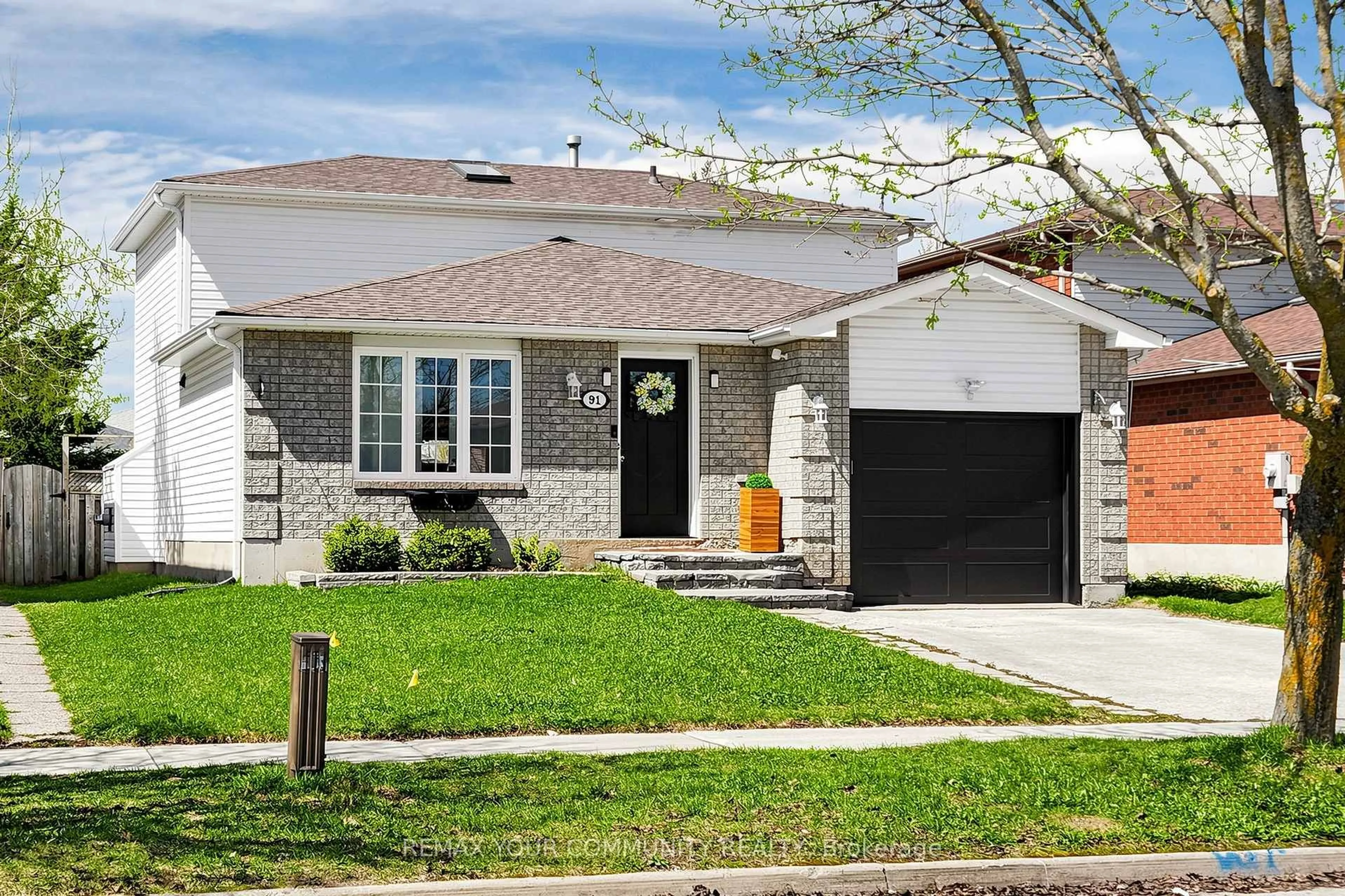 Home with vinyl exterior material, street for 91 Columbia Rd, Barrie Ontario L4N 8C5
