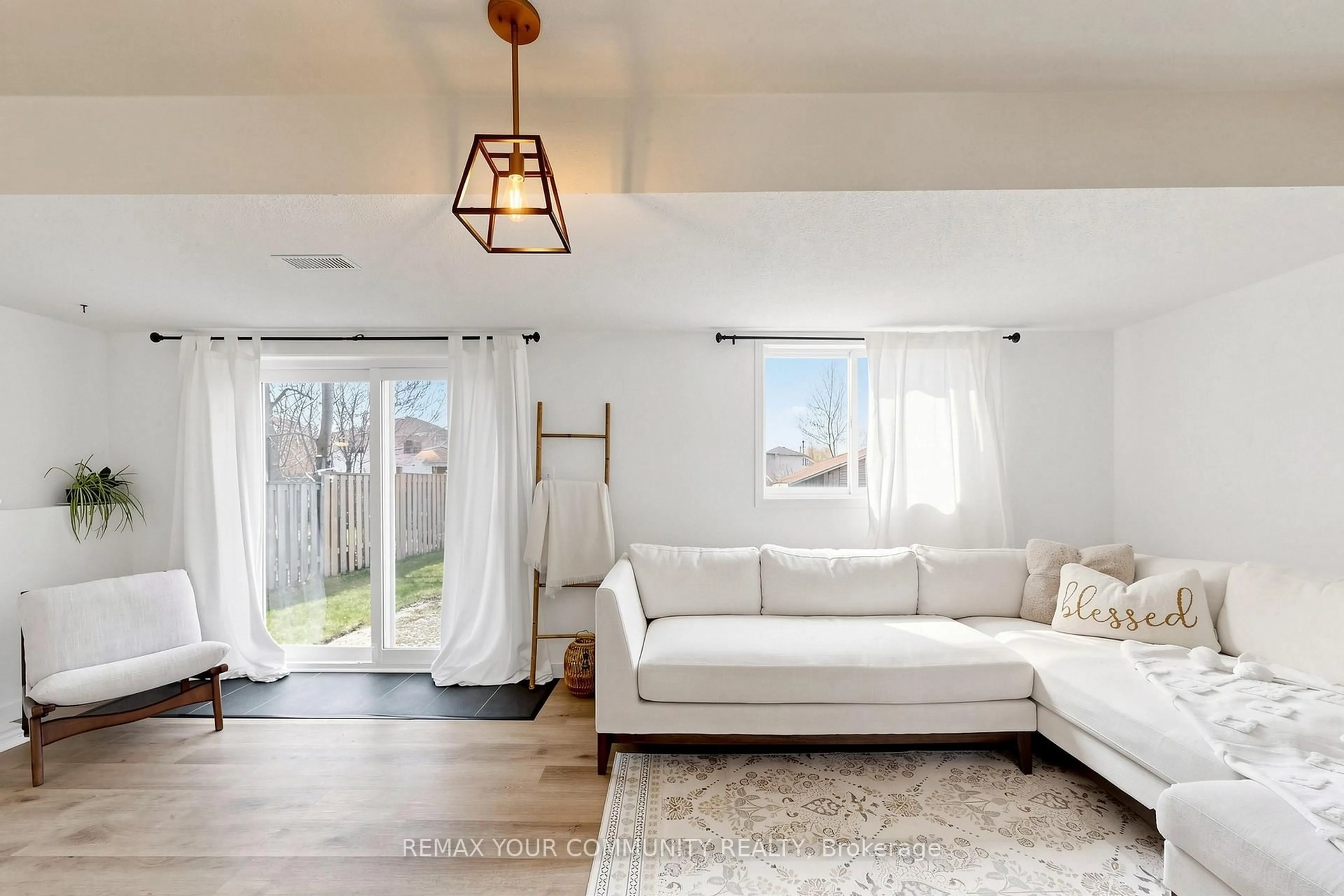 Living room with furniture, unknown for 91 Columbia Rd, Barrie Ontario L4N 8C5
