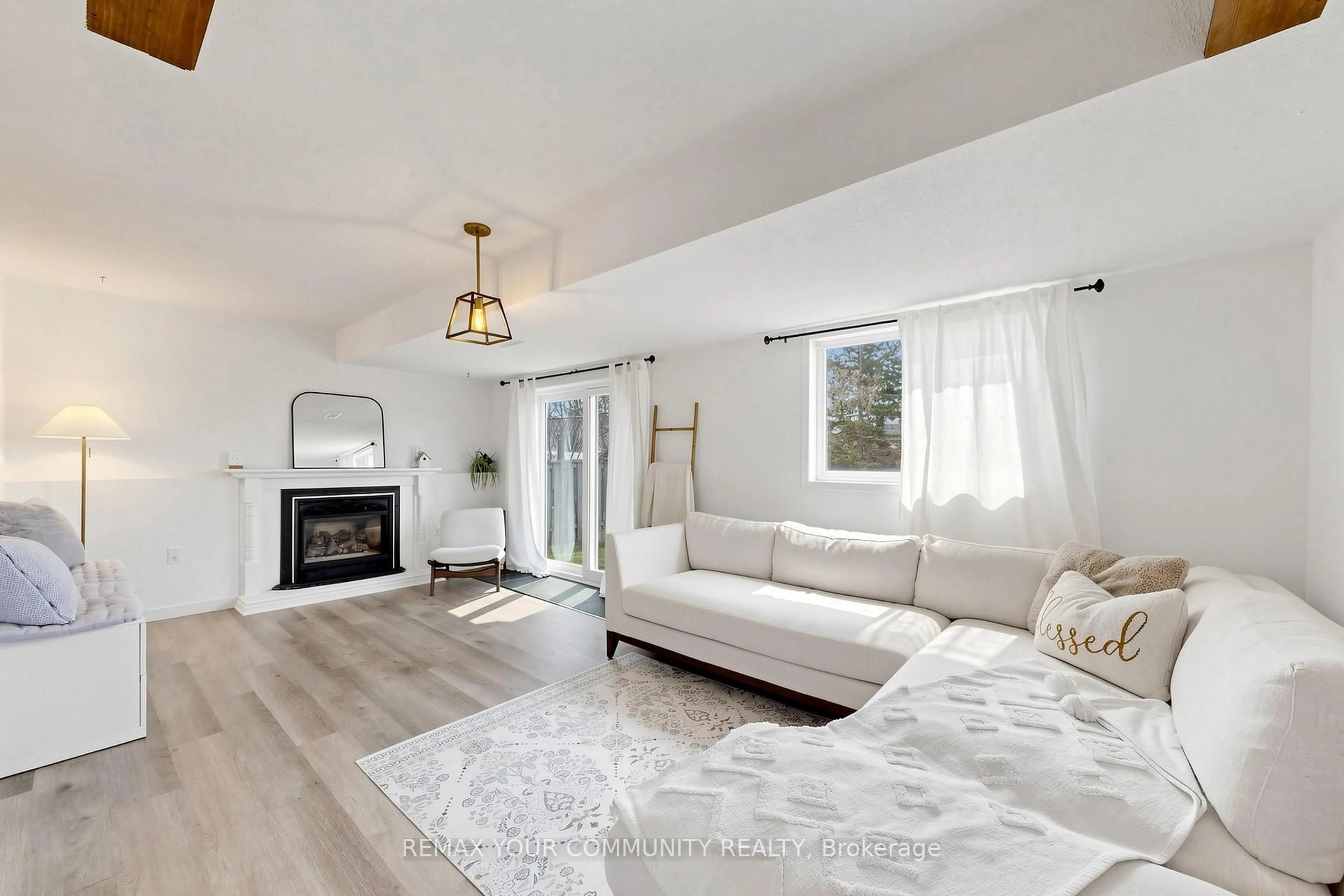 Living room with furniture, unknown for 91 Columbia Rd, Barrie Ontario L4N 8C5